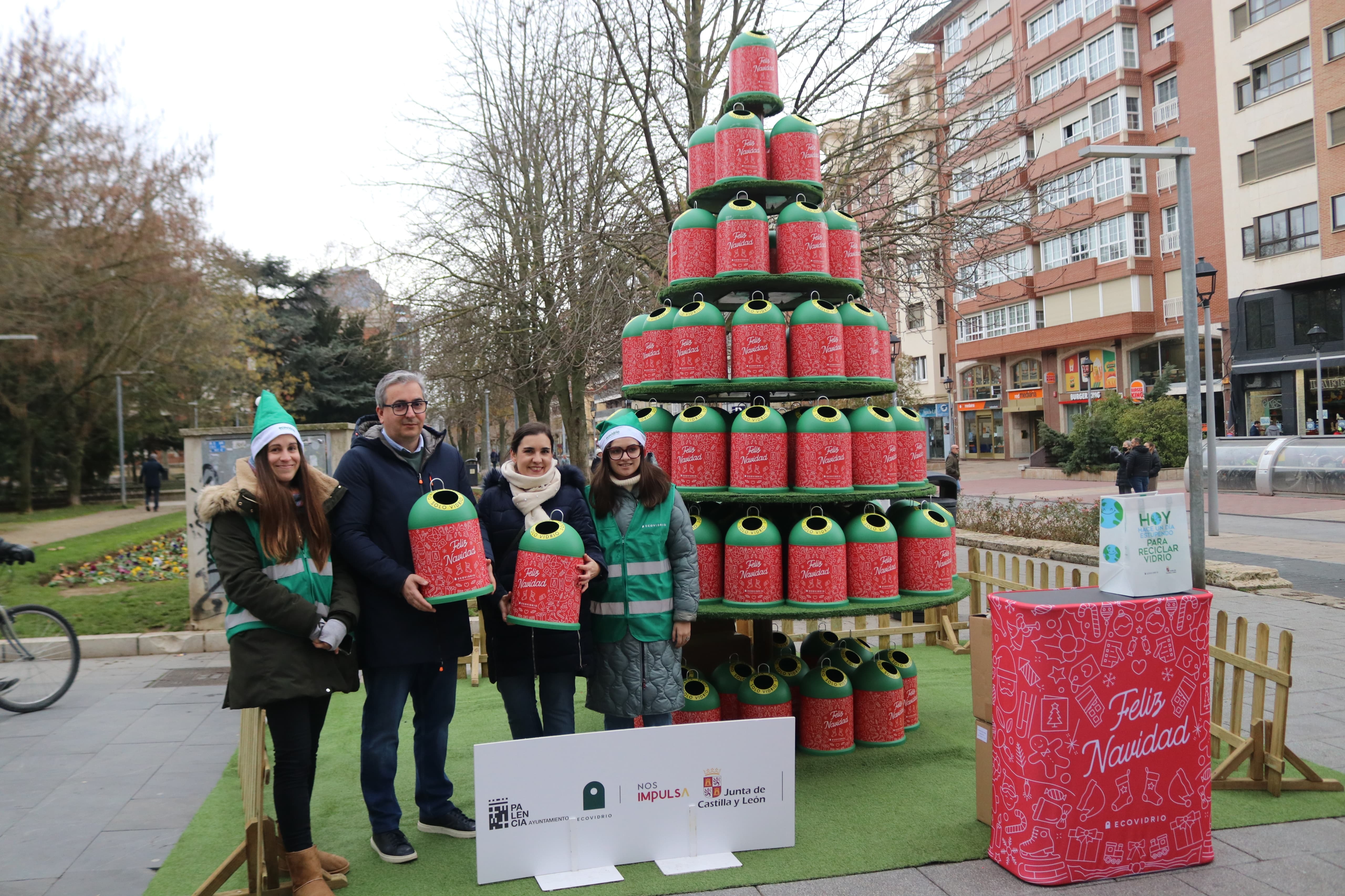 •	La entidad, en colaboración con el Ayuntamiento de Palencia, ha instalado en el Parque del Salón un árbol de Navidad de 4 metros de altura formado por 100 miniglús 