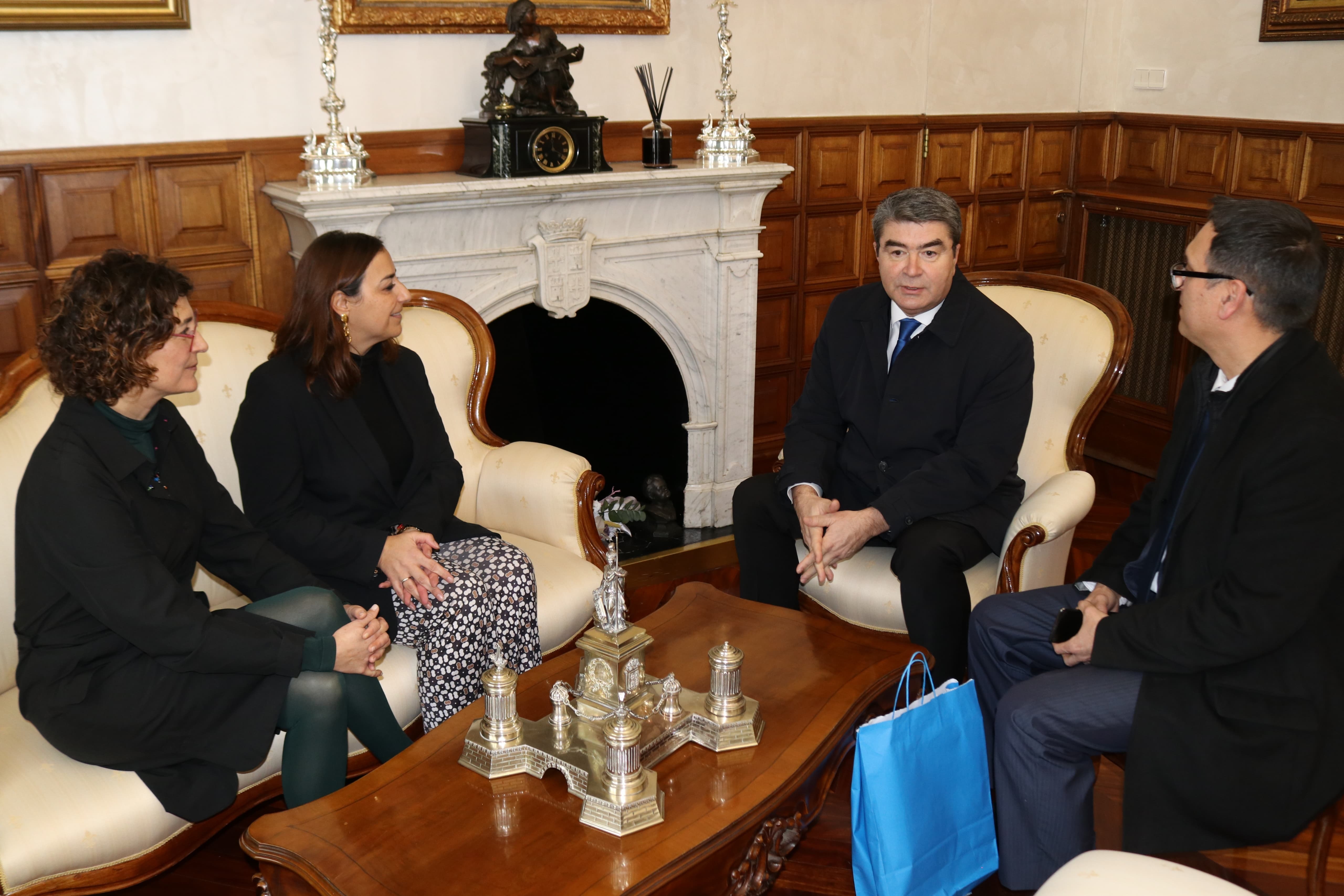 Al encuentro también asistieron la concejala de Impulso Económico, Judith Castro, y el representante de la embajada consular, Laurentiu Filimon.