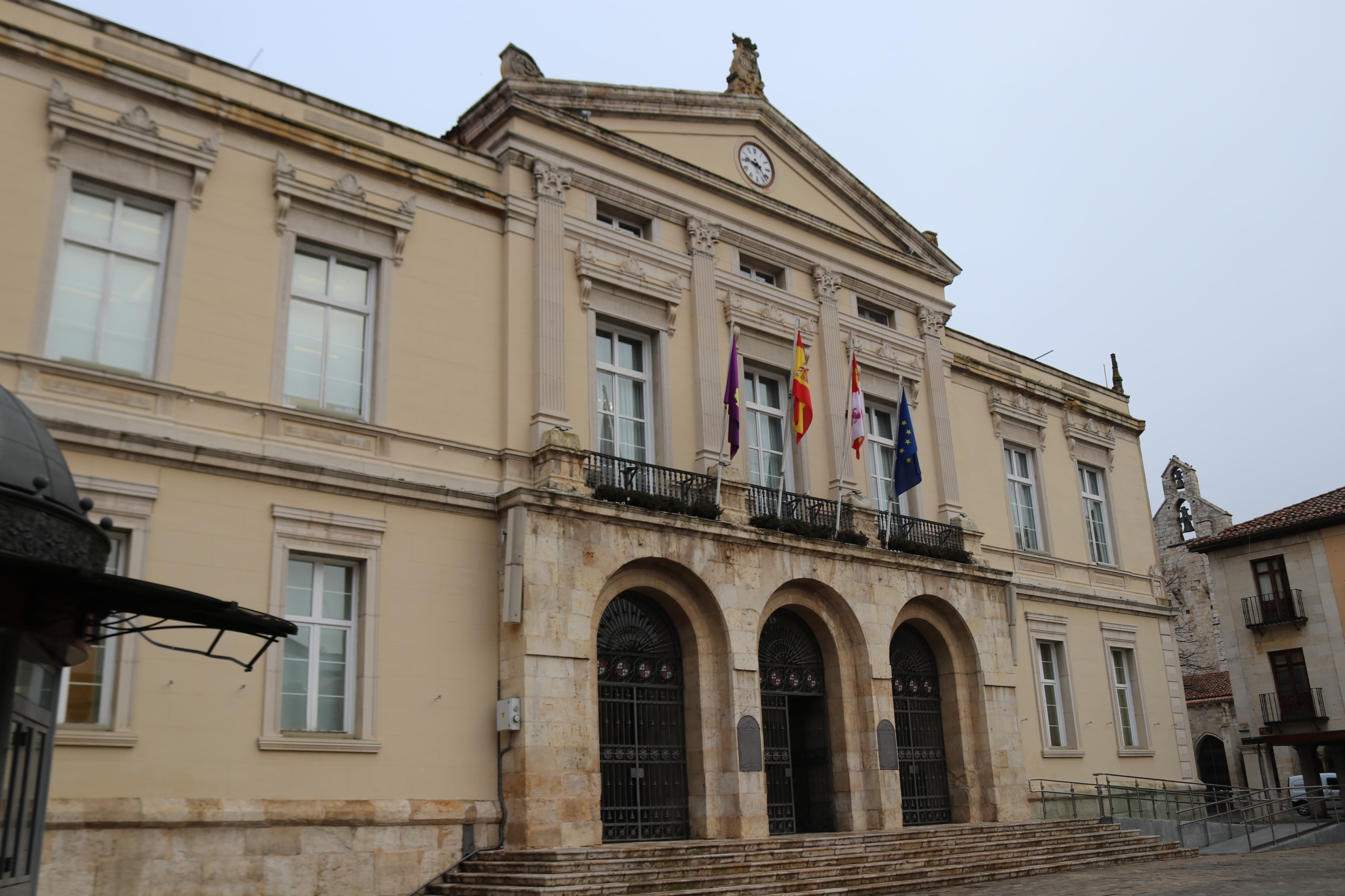 Como gesto de respeto y duelo colectivo.