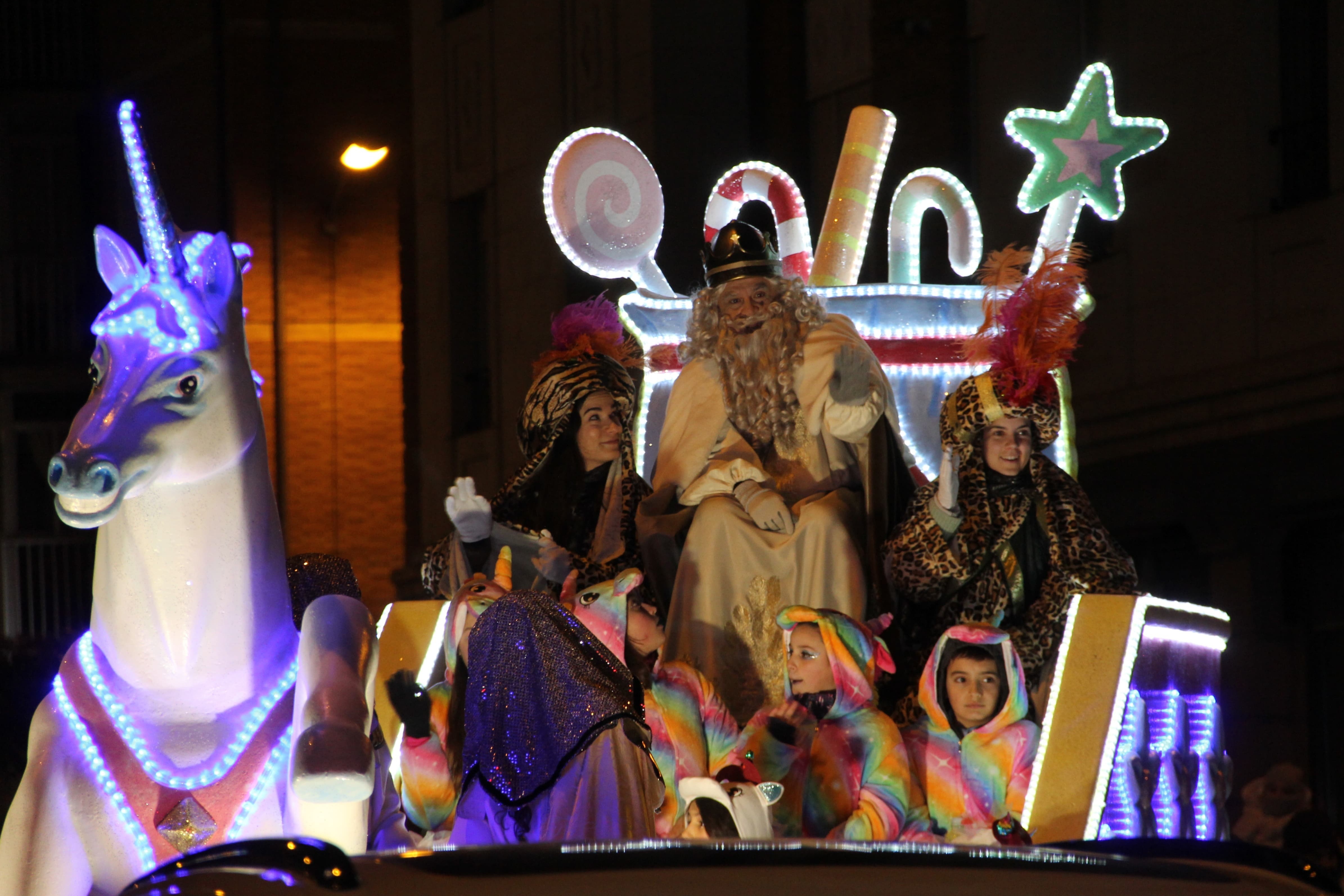 Durante el recorrido, que dará comienzo a las 18:30 h de la calle Isaac Peral hasta llegar a la Plaza Mayor, se repartirán 1.500 kilos de caramelos y 7.000 obsequios. La Cabalgata contará con seis carrozas, 600 figurantes y seis espectáculos de animación en la noche más especial del año. 
