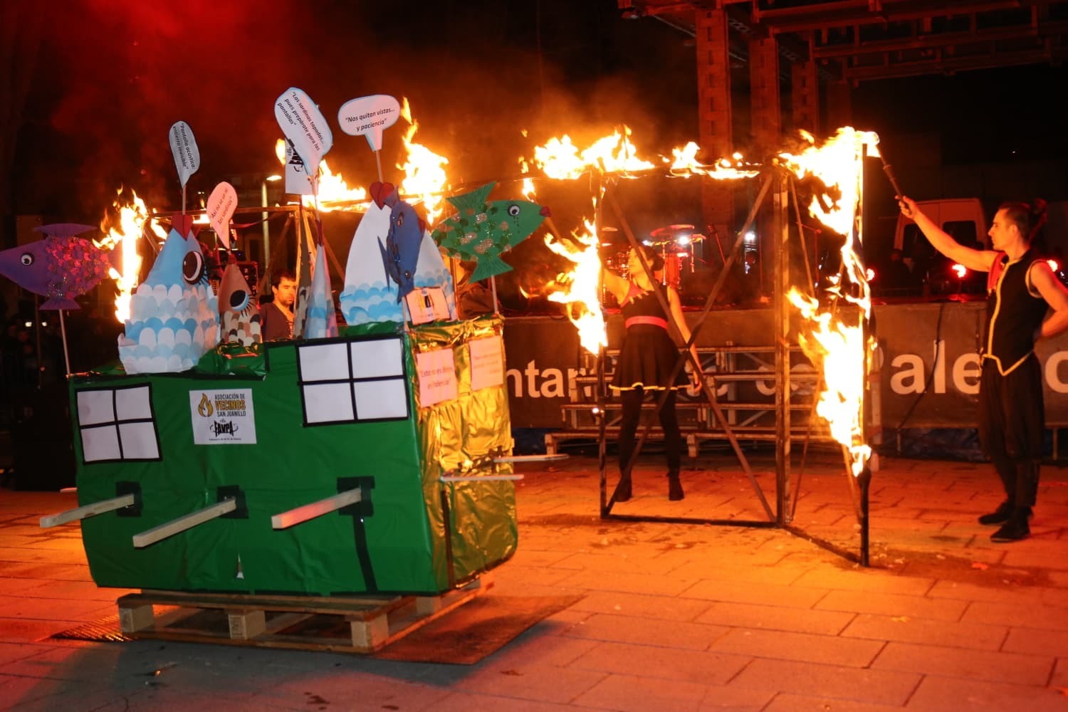 La quema de la Sardina tuvo lugar en el Paseo del Salón ante la mirada de cientos de asistentes.