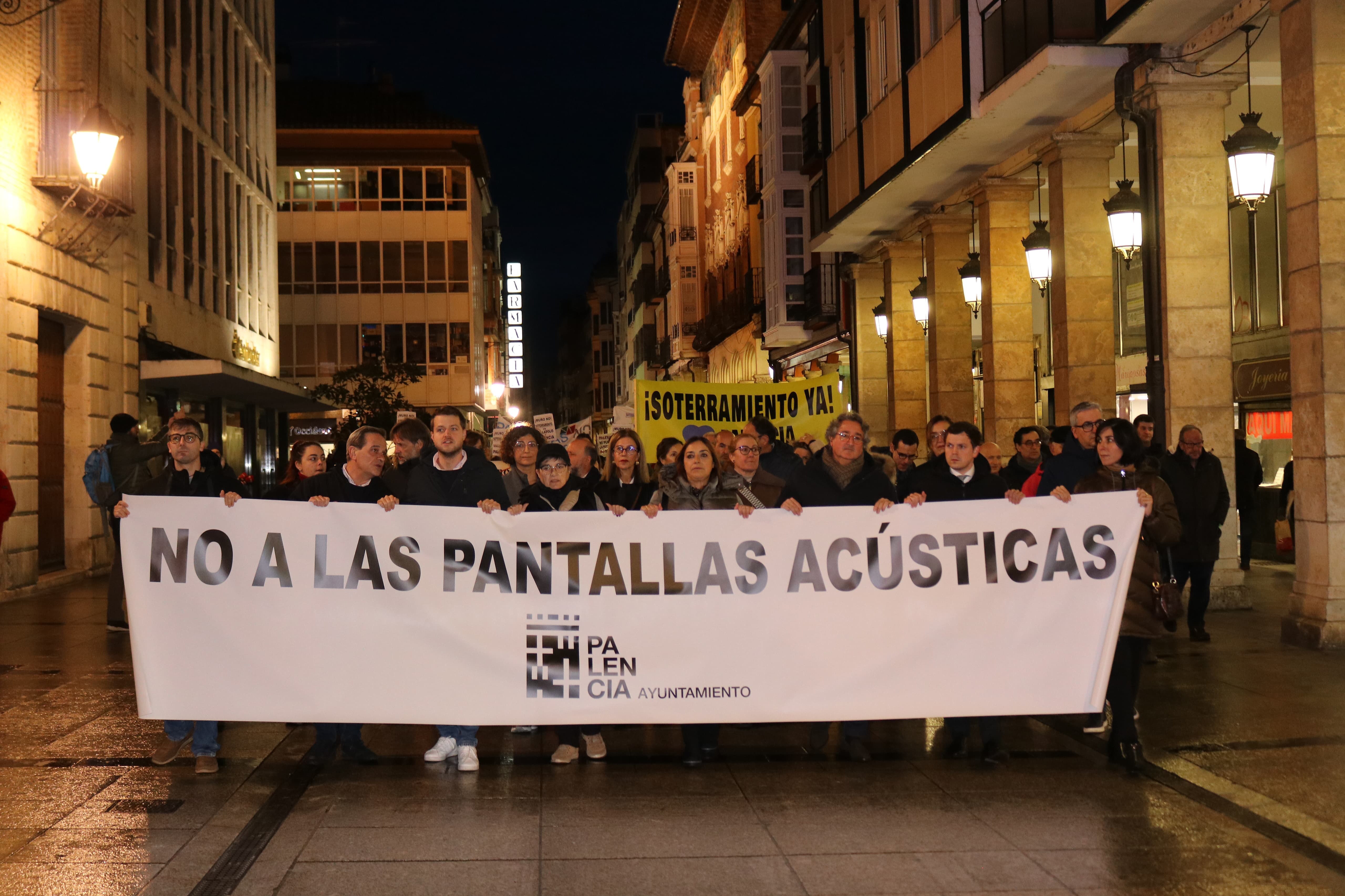 Minutos antes el pleno aprobaba por unanimidad acudir a los tribunales para impugnar el muro con el que el administrador ferroviario pretende aumentar la división de la ciudad.