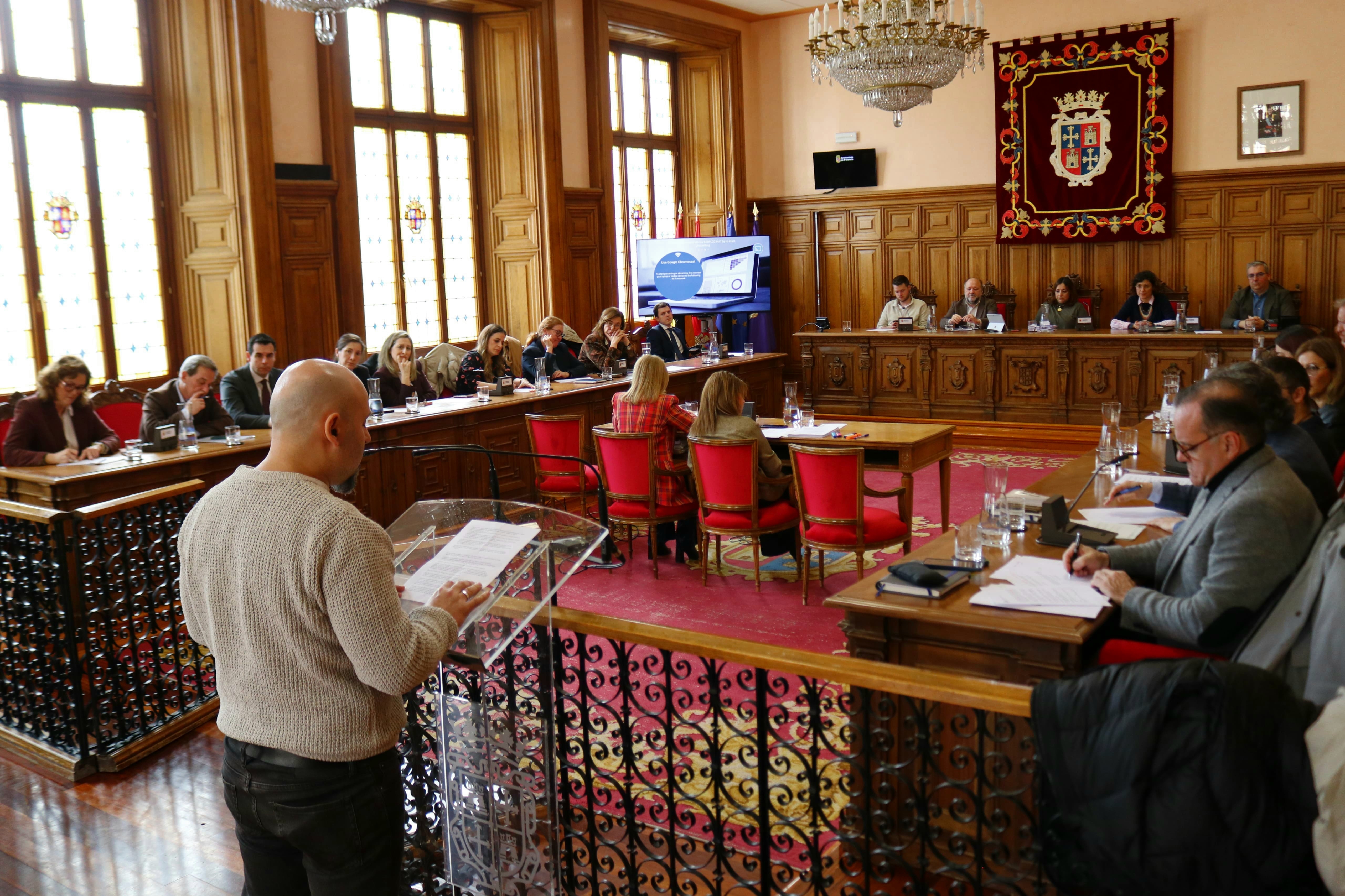 Israel Tapia exige en el Pleno un plan de inversión estable para la Plaza de Abastos.