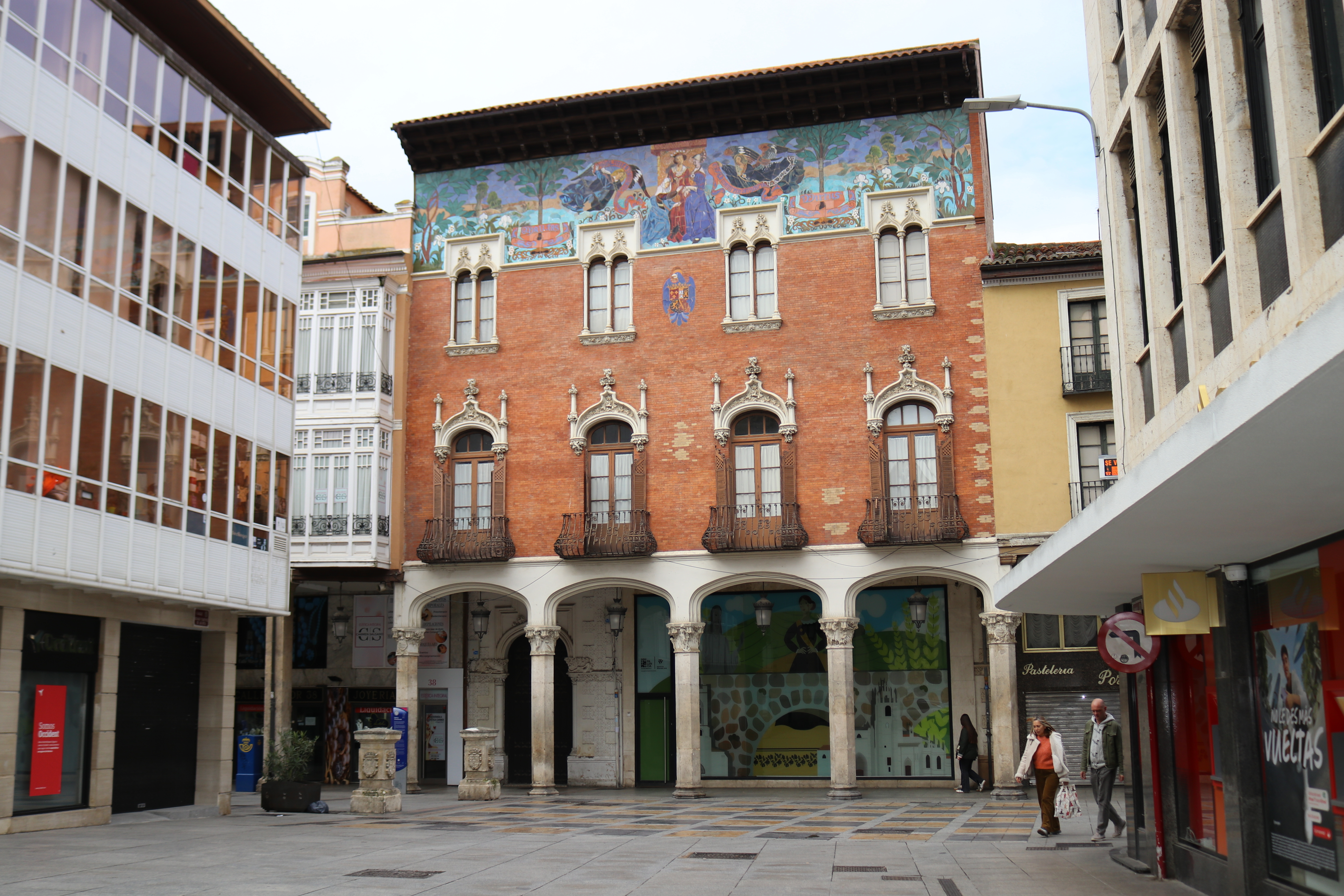 El emblemático edificio diseñado por Jerónimo Arroyo, ubicado en la calle Mayor, fue adquirido por el Ayuntamiento en 2022.