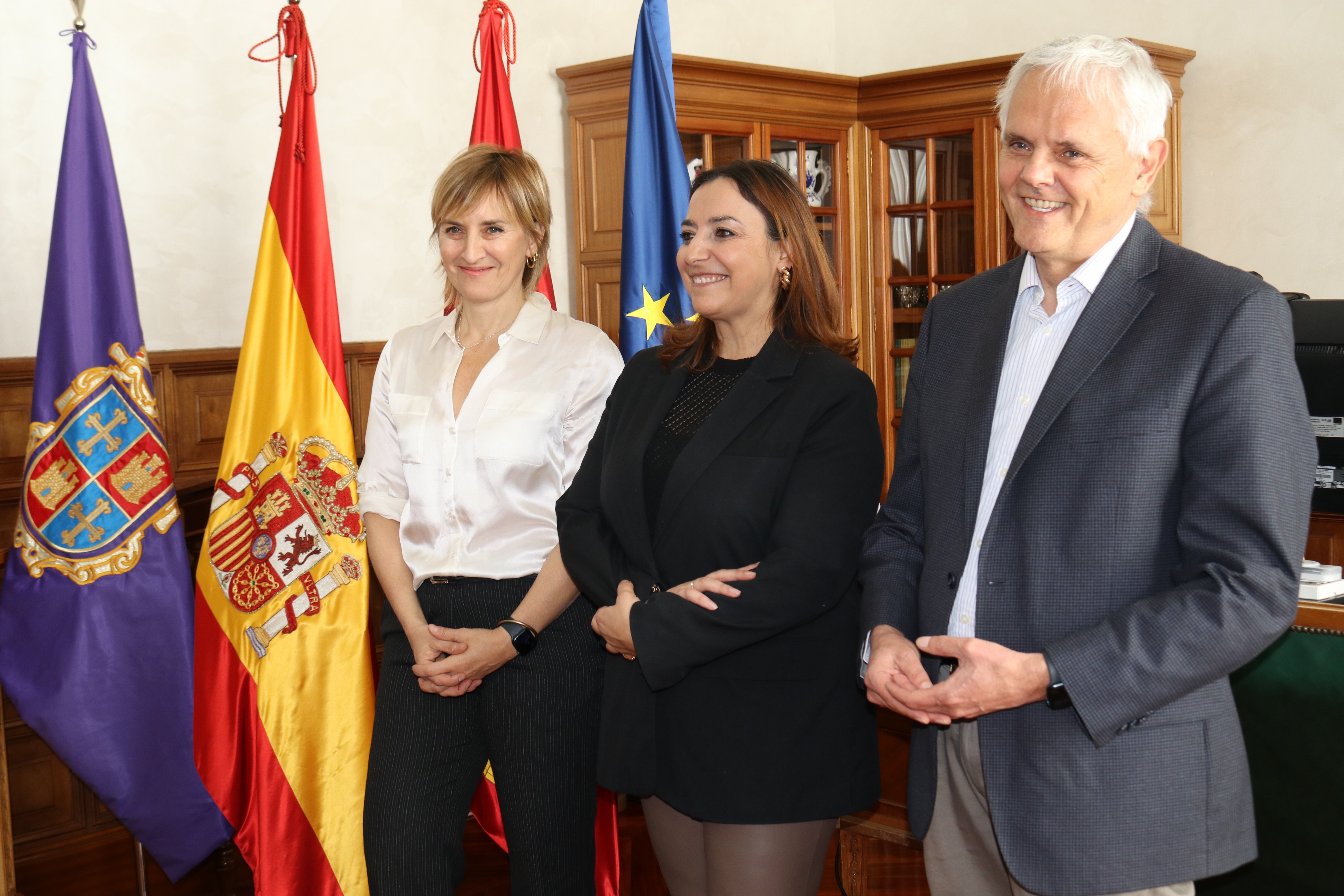 Miriam Andrés junto a la astrofísica palentina Eva Villaver y el director del Instituto de Astrofísica de Canarias (IAC), Valentín Martínez.