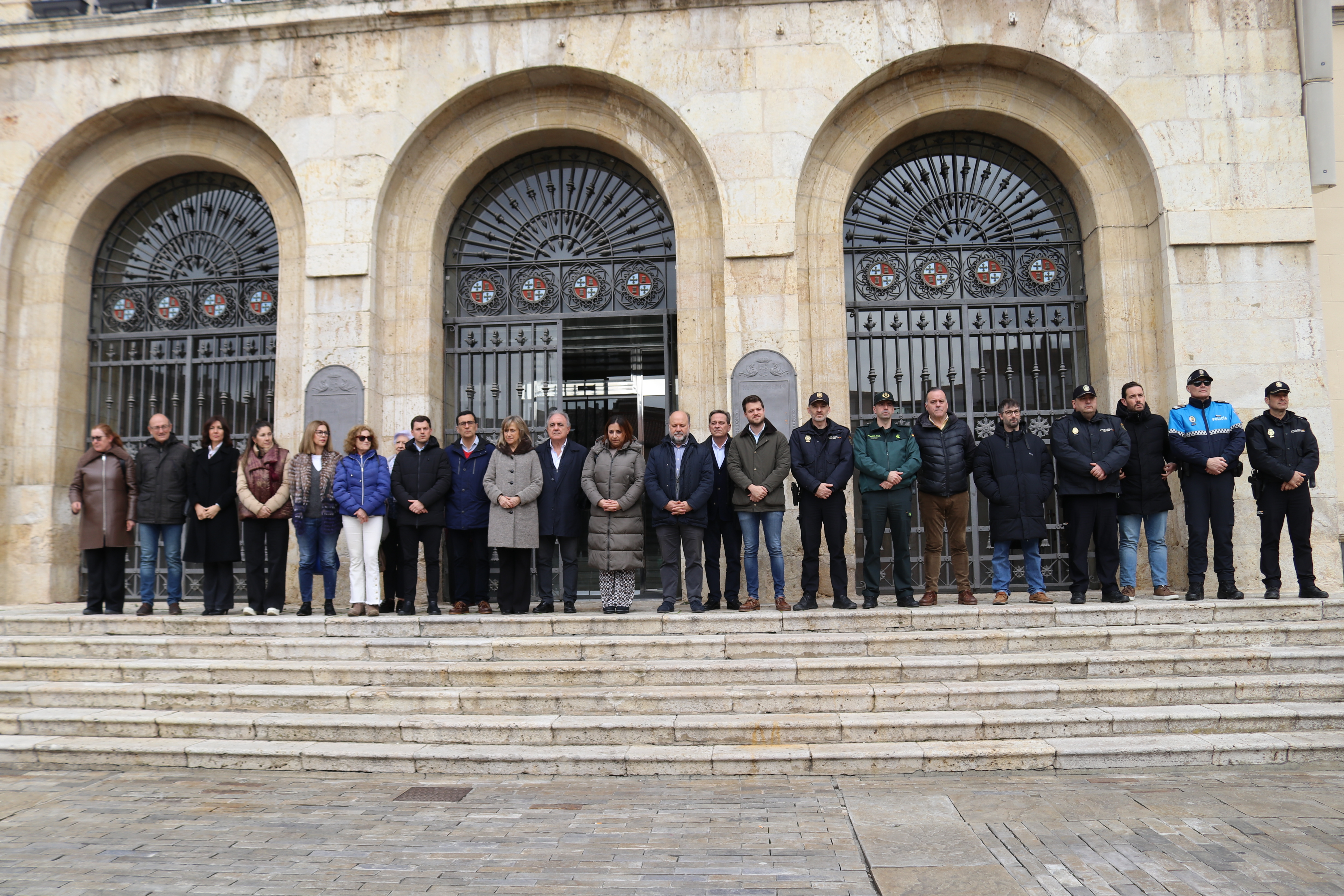Un momento del minuto de silencio celebrado a las puertas de la Casa Consistorial. 