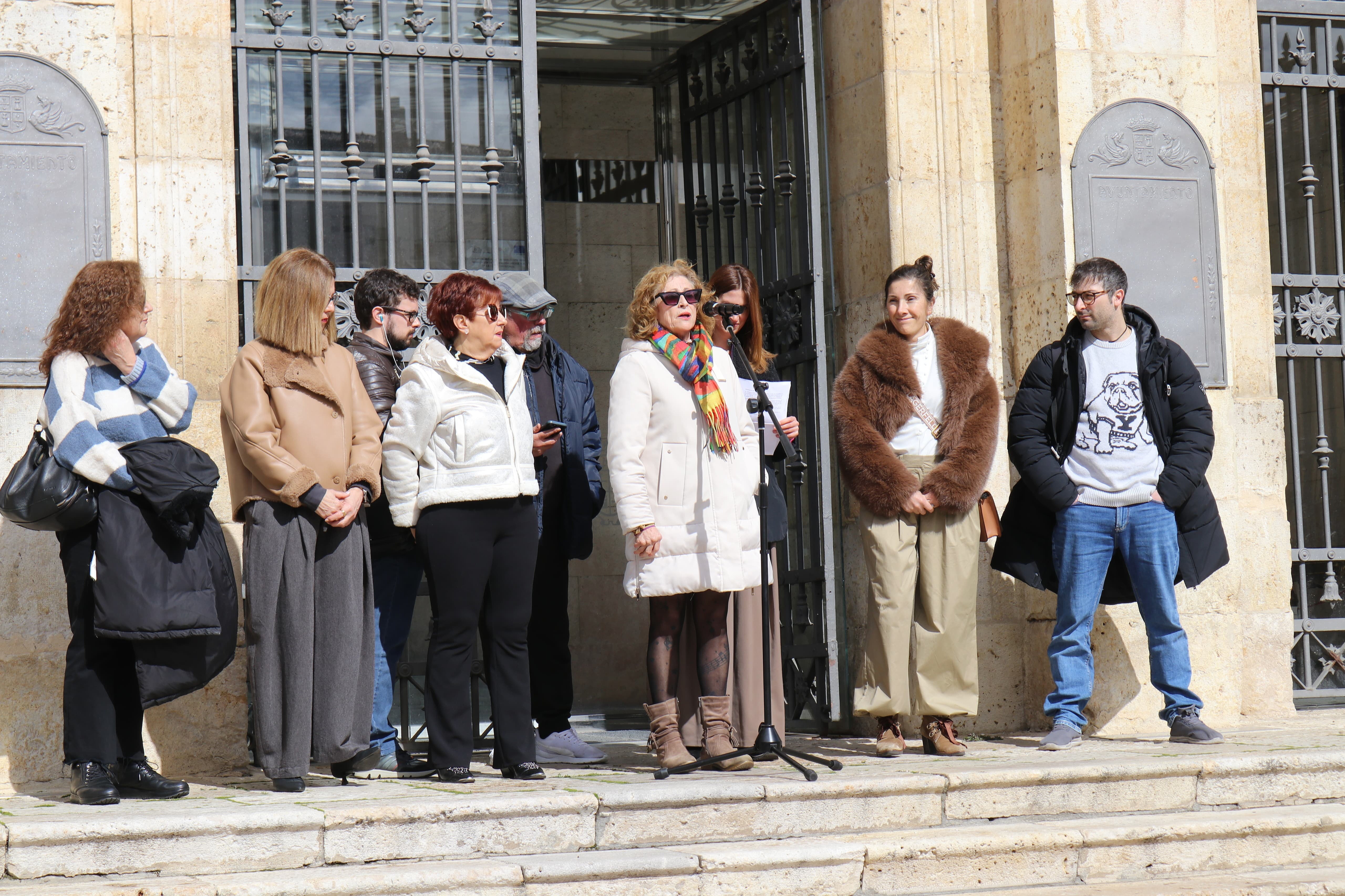 El texto, aprobado por el Consejo Municipal de la Mujer, fue leído por Laura García, técnica de Igualdad del Ayuntamiento