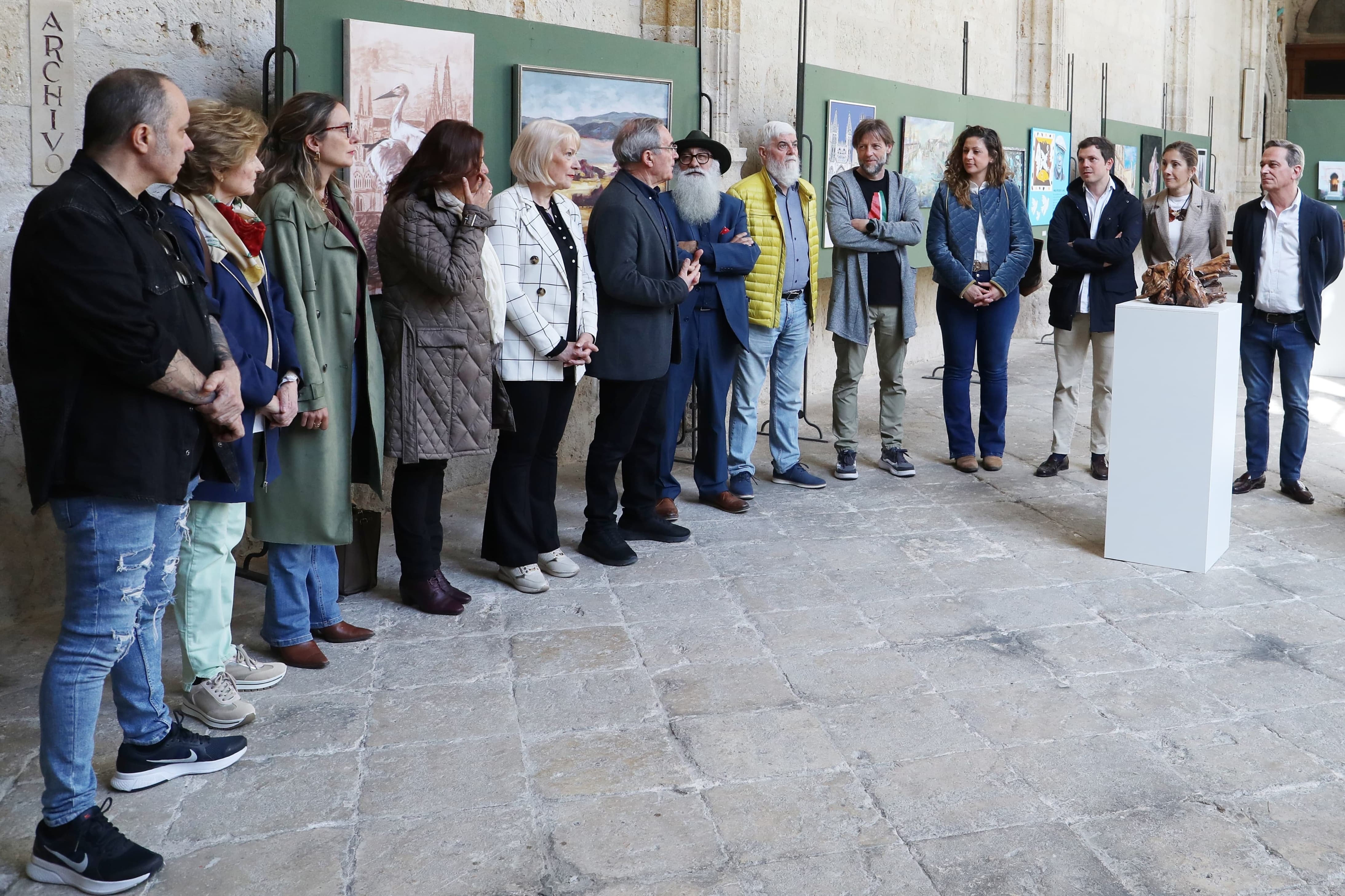 El proyecto plantea un recorrido expositivo en el que el color se convierte en elemento vertebrador y lenguaje común, articulando un maridaje entre distintas disciplinas, técnicas y planteamientos estéticos.
