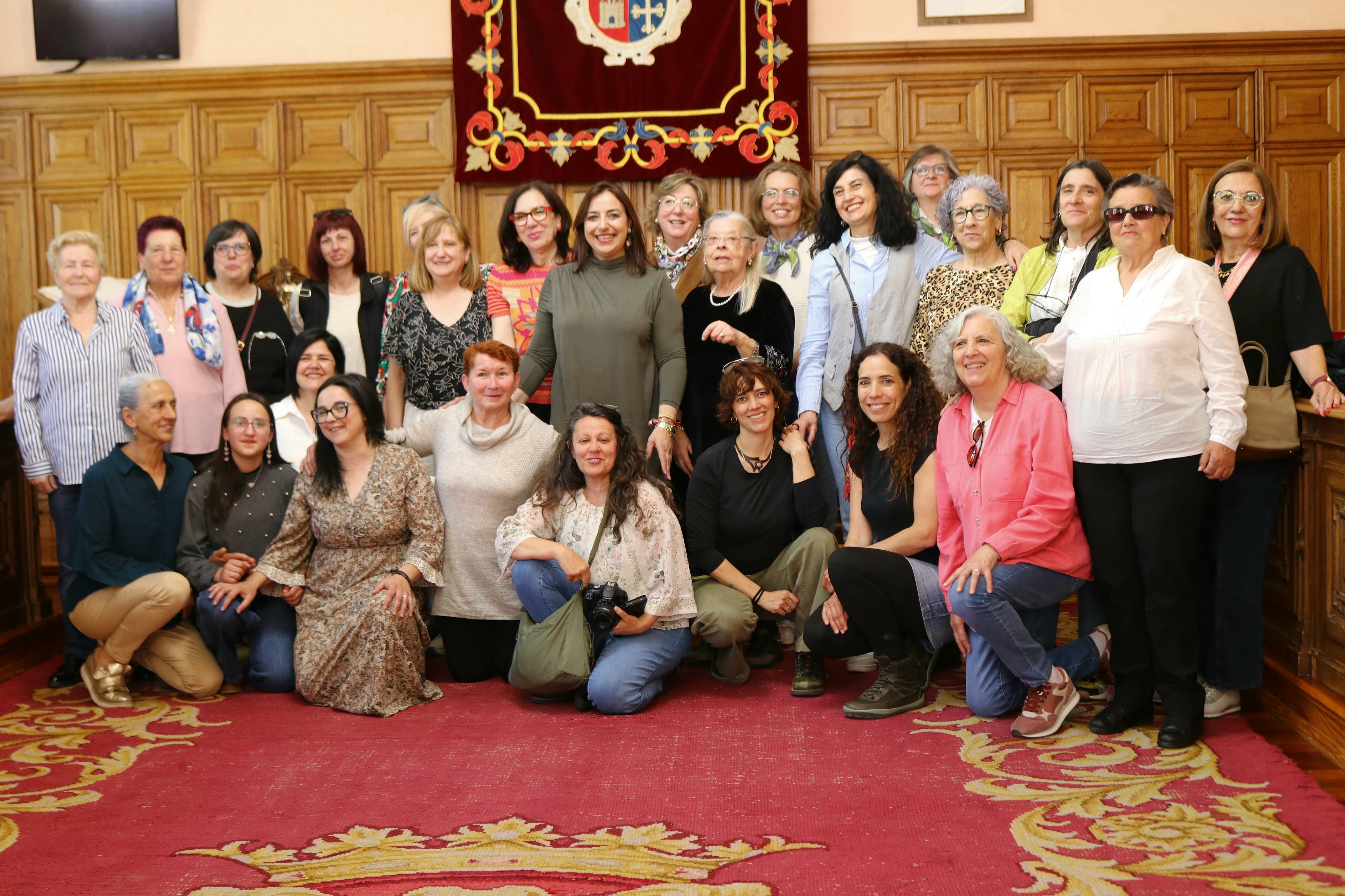 Foto de familia en el salón de plenos de la Casa Consistorial. 