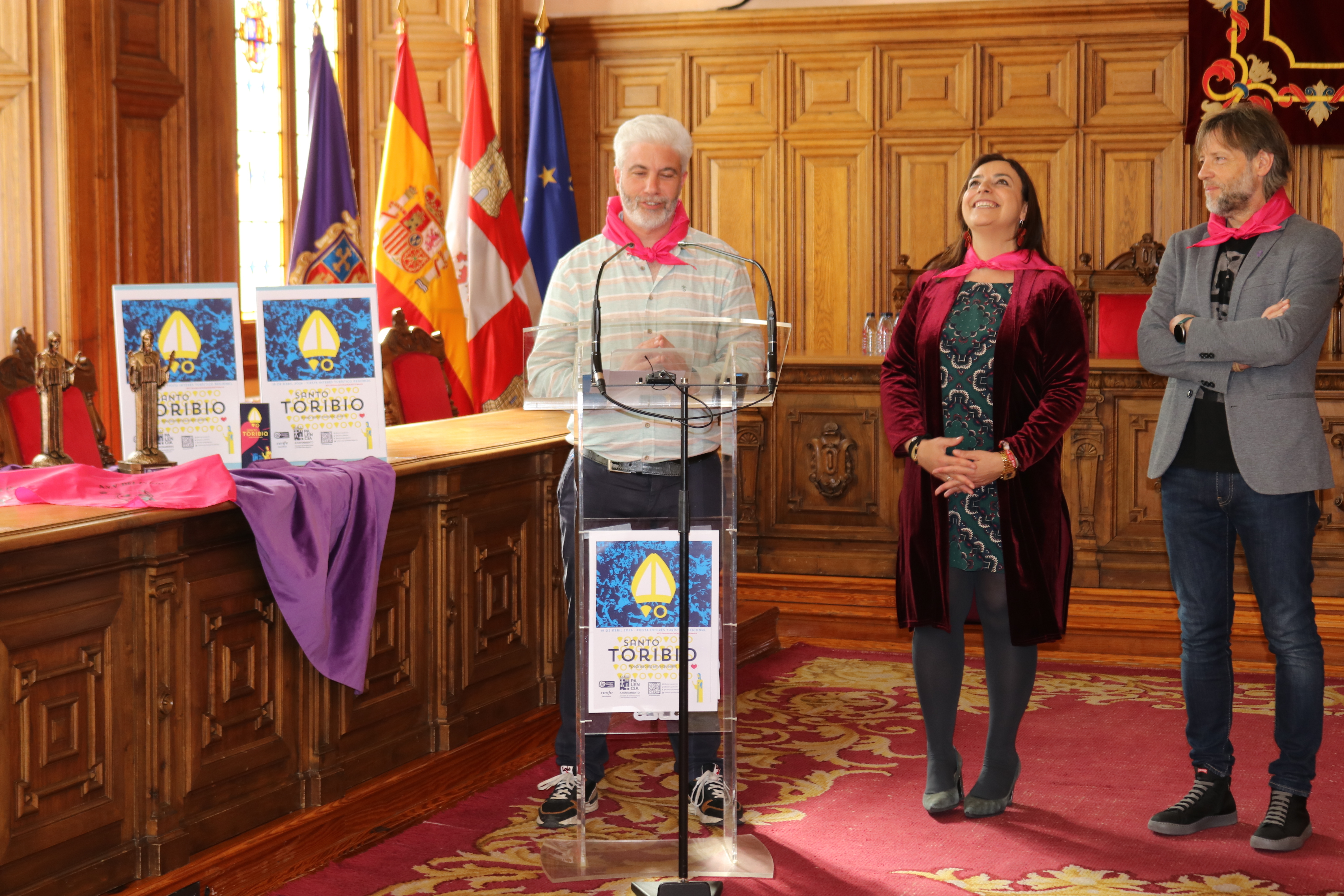 En estos momentos se preparan cerca de 10.100 bolsas de pan y queso. De ellas, se lanzarán 4.500 desde el balcón de la ermita, otras 3.500 se pondrán a la venta y el resto se repartirán entre los diez centros escolares que las han solicitado.