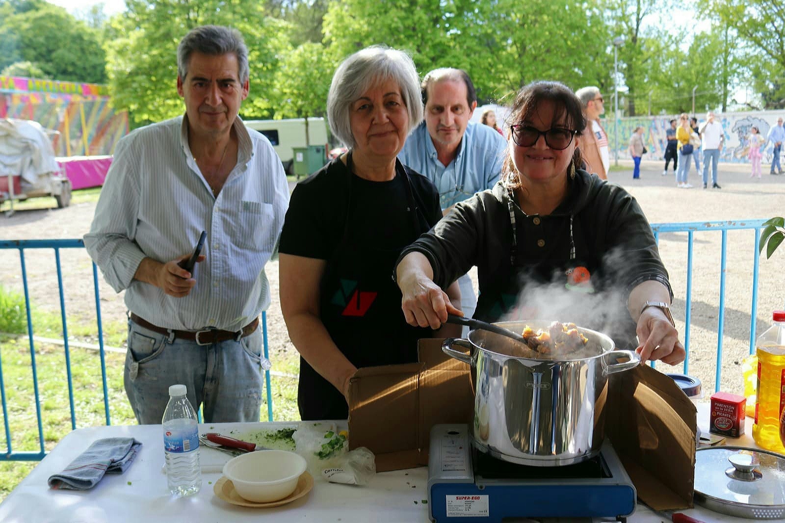 Los participantes en el concurso, en el que se repartirán 500 euros en premios -250 euros para el primero, 150 para el segundo y 100 euros el tercero- deberán aportar los ingredientes y utensilios propios para su guiso y presentación, debiendo preparar una caracolada con un guiso mínimo de un kilo.