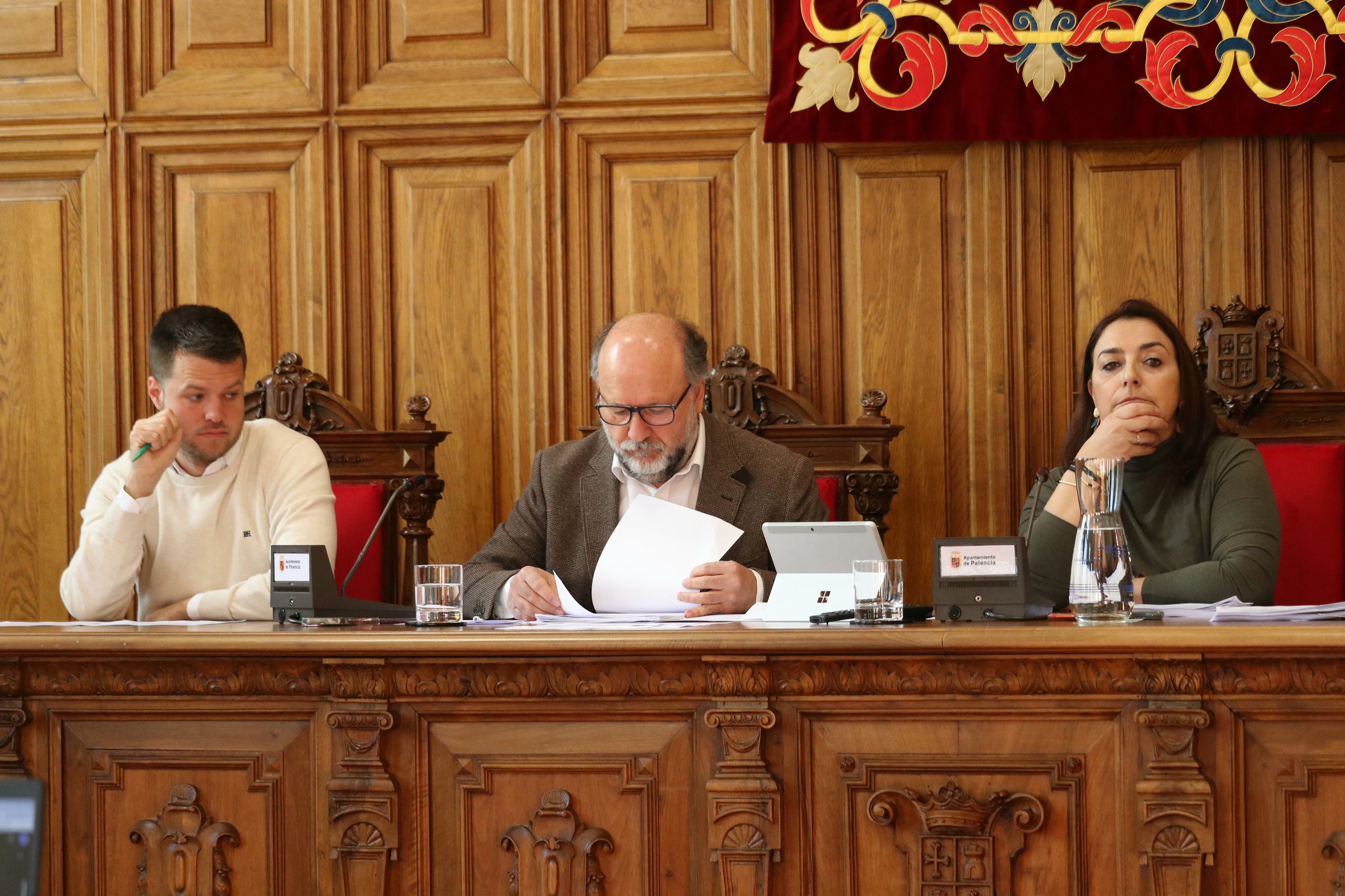 El Pleno ha aprobado la propuesta para realizar la convocatoria, por parte de la Junta, del proceso selectivo de 12 plazas de Agente de la Policía Local, 8 de ellas por turno libre y, las otras 4 por turno de movilidad.