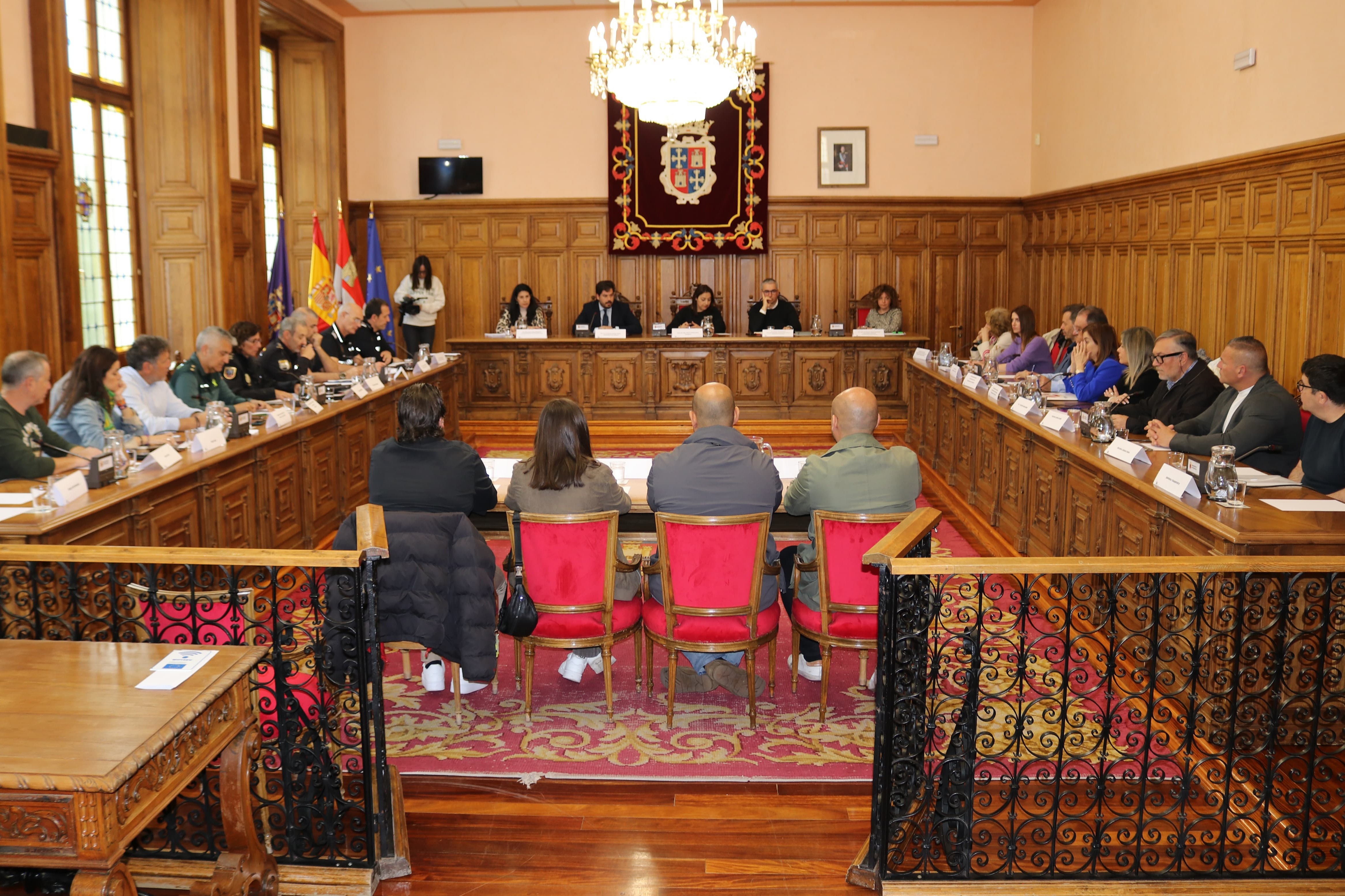 Un momento de la Junta Local de Seguridad celebrada en el salón de plenos del Ayuntamiento. 