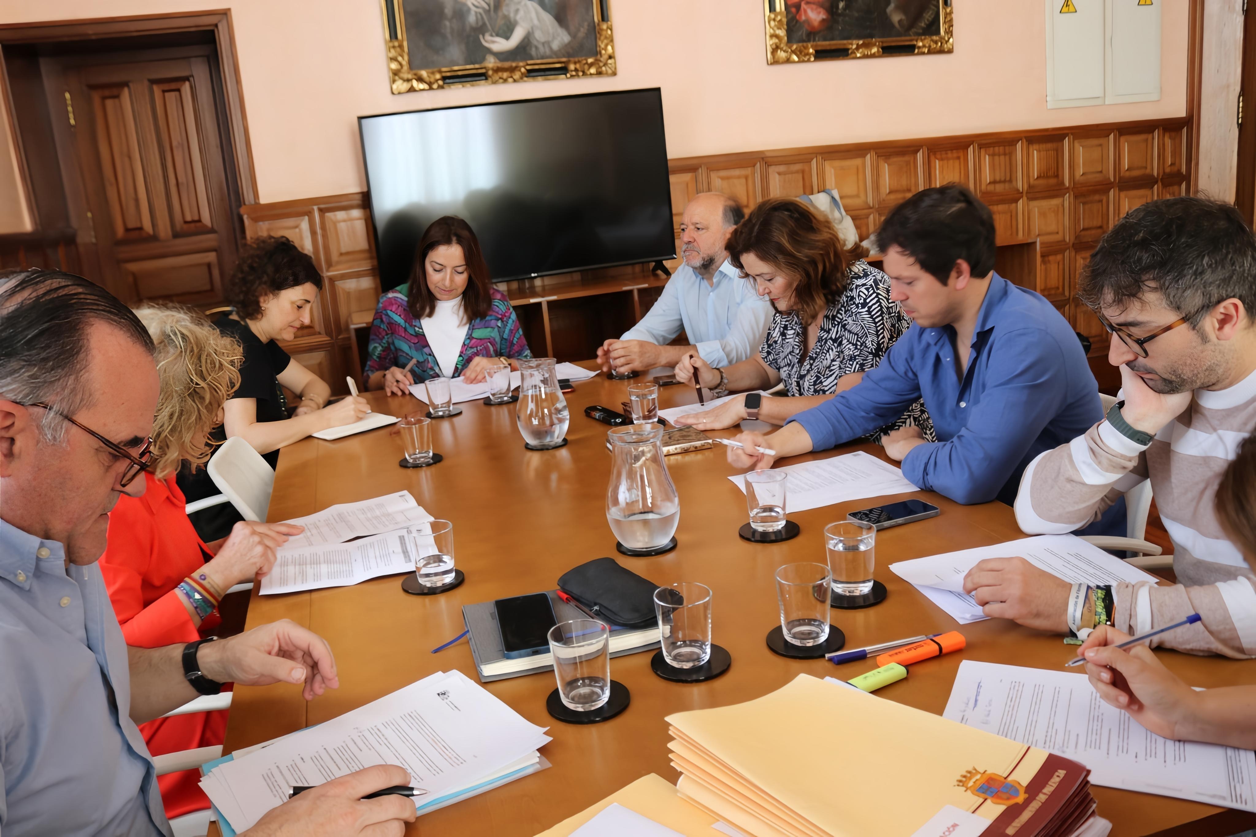 En el área de Contratación se ha dado paso al patrocinio publicitario del Festival Palencia Sonora 2026 en favor de La Mano Negra Palencia S.L., por la cuantía de 110.000 euros.