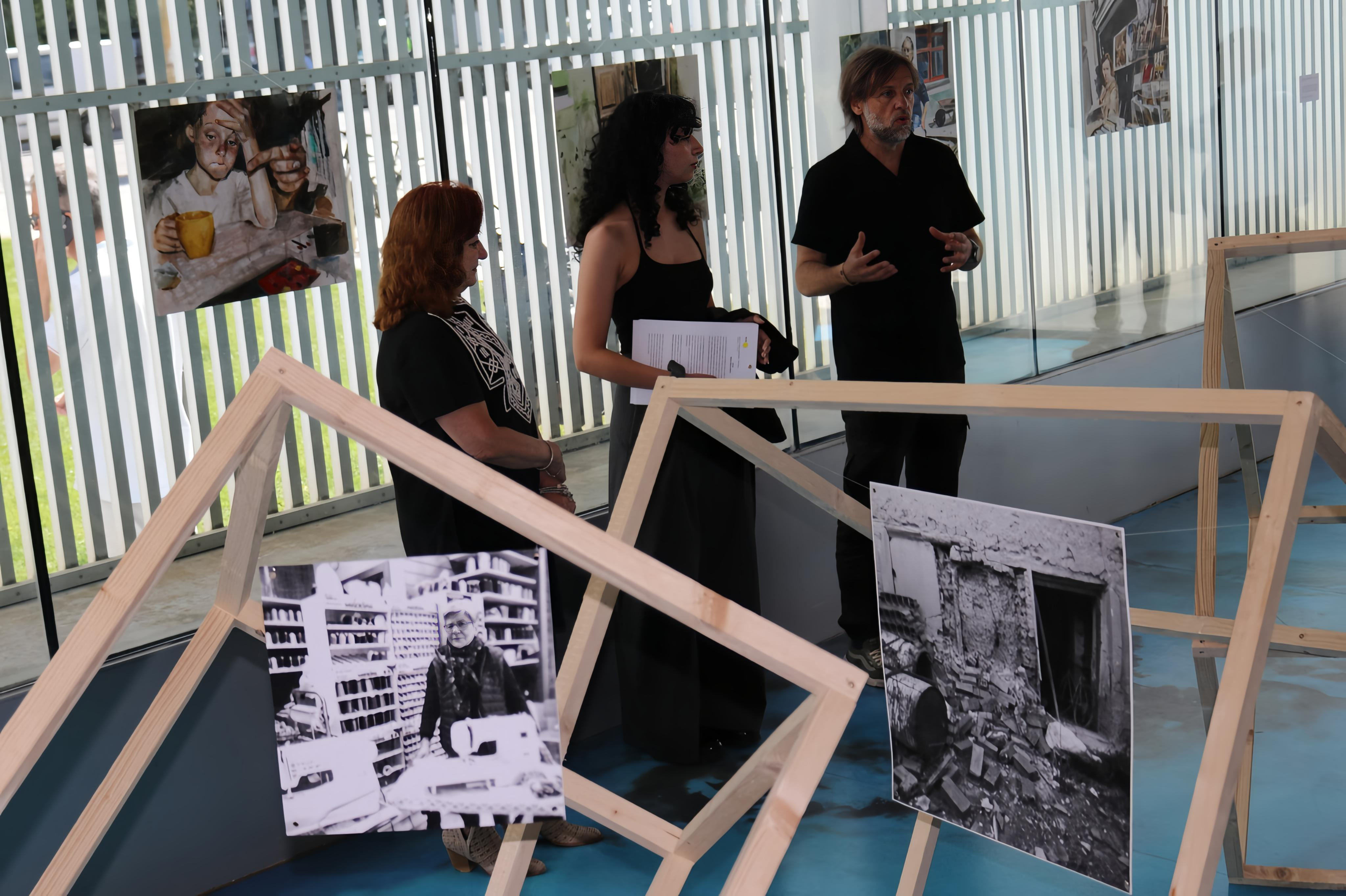 La exposición, que se podrá ver hasta el 15 de julio, es un homenaje a la memoria viva y un recordatorio de que el territorio sigue teniendo voz a través de su historia y de sus gentes.