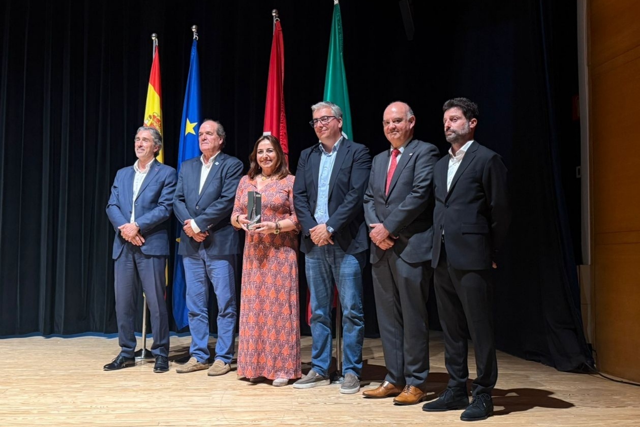 La alcaldesa, Miriam Andrés y el concejal de Medio Ambiente, Antonio Casas, han recogido el galardón en el marco de la feria TECMA 2026 -Feria Internacional de Urbanismo y Medioambiente-, en IFEMA Madrid.