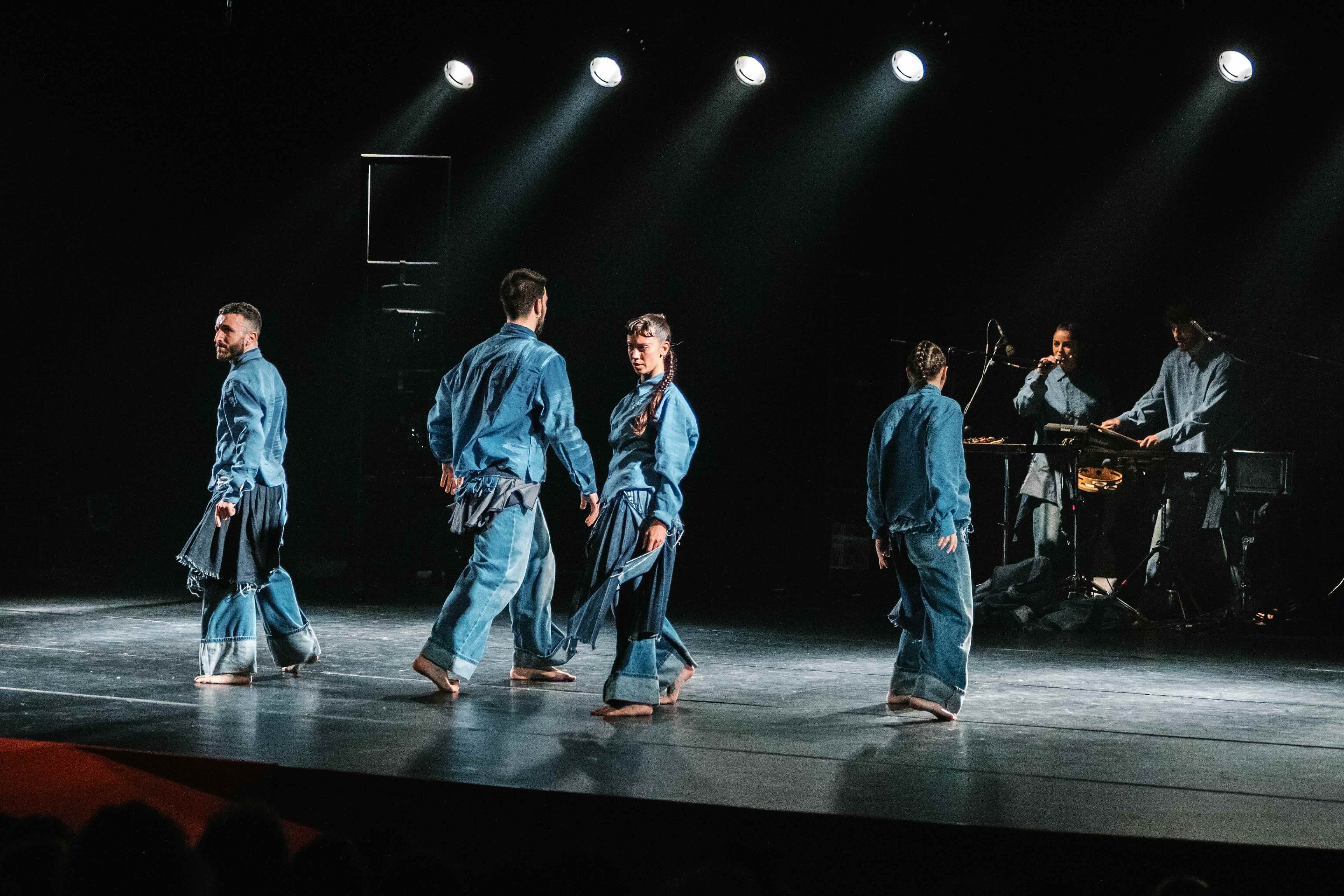 El circuito estatal, promovido por la Dirección General de Artes Escénicas y Música (DGAEM) y desarrollado por La Red Española de Teatros, Auditorios, Circuitos y Festivales de titularidad pública, llega este viernes 3 de julio (21.00 horas) a la Plaza Mayor de Palencia con un espectáculo que se inspira en la tradición gallega para fusionar danza contemporánea y de raíz.