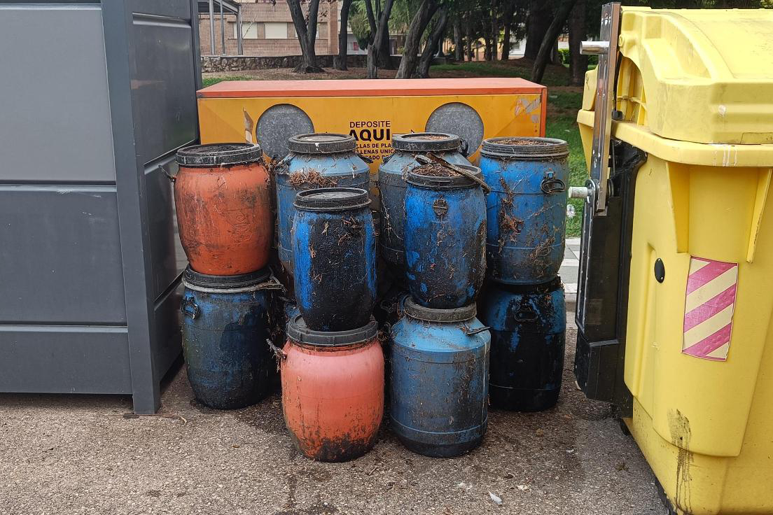 Bidones depositados en via publica