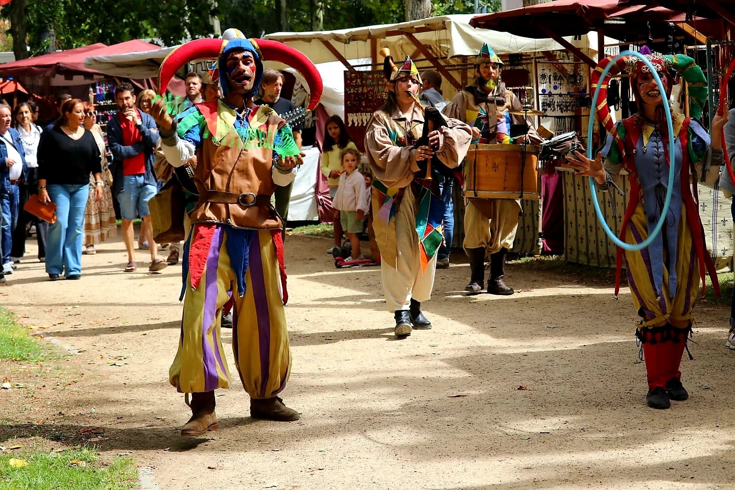 El Mercado Medieval, en el marco de las fiestas de San Antolín, permitirá al público revivir las tradiciones, la artesanía y la gastronomía, a través de una experiencia única llena de color y música que despertará todos sus sentidos en el Parque Isla Dos Aguas