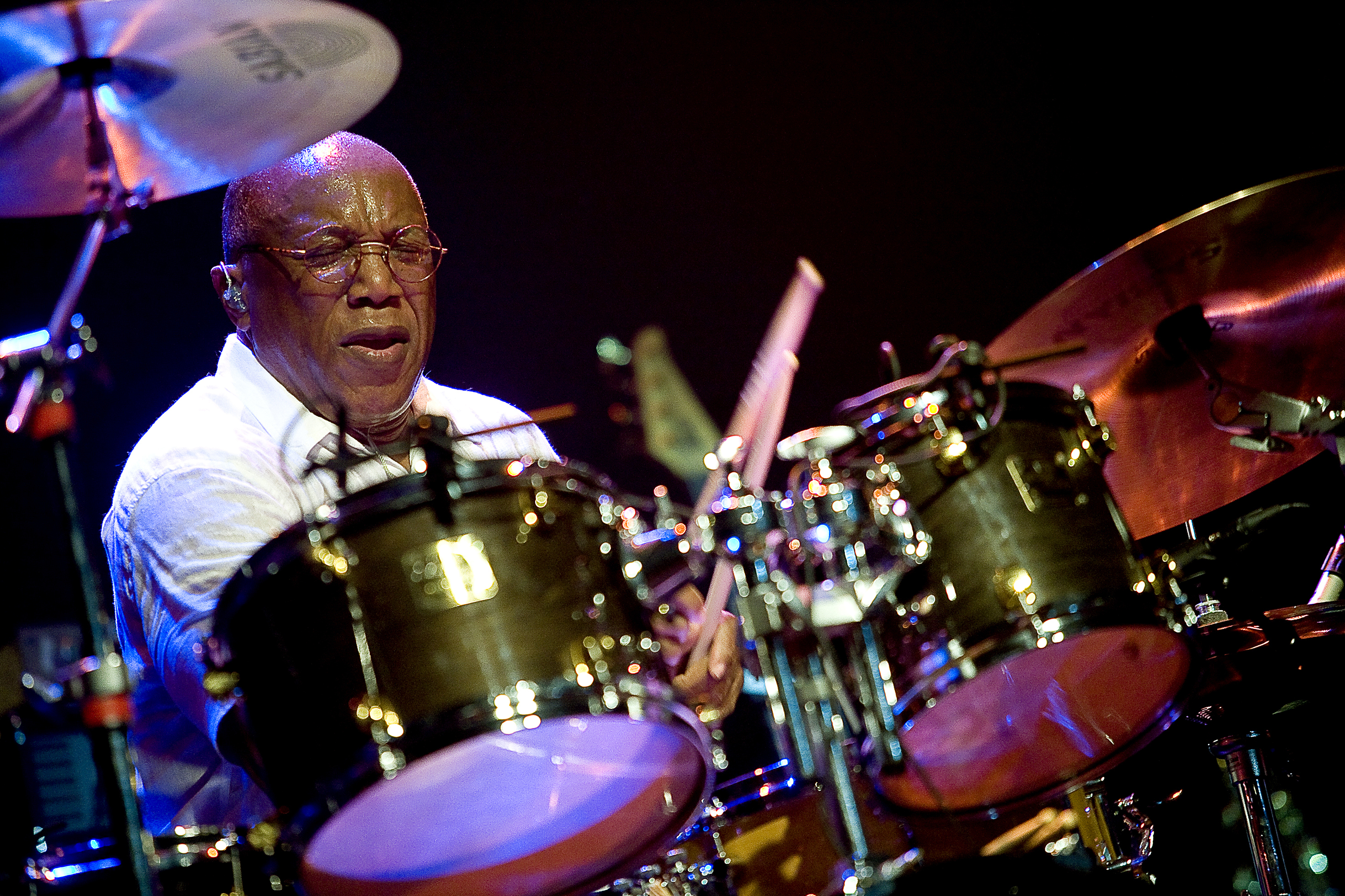 El baterista panameño-estadounidense alcanzó notoriedad a finales de los años sesenta y comienzos de los setenta trabajando con Miles Davis y, posteriormente, como integrante de la Mahavishnu Orchestra. 