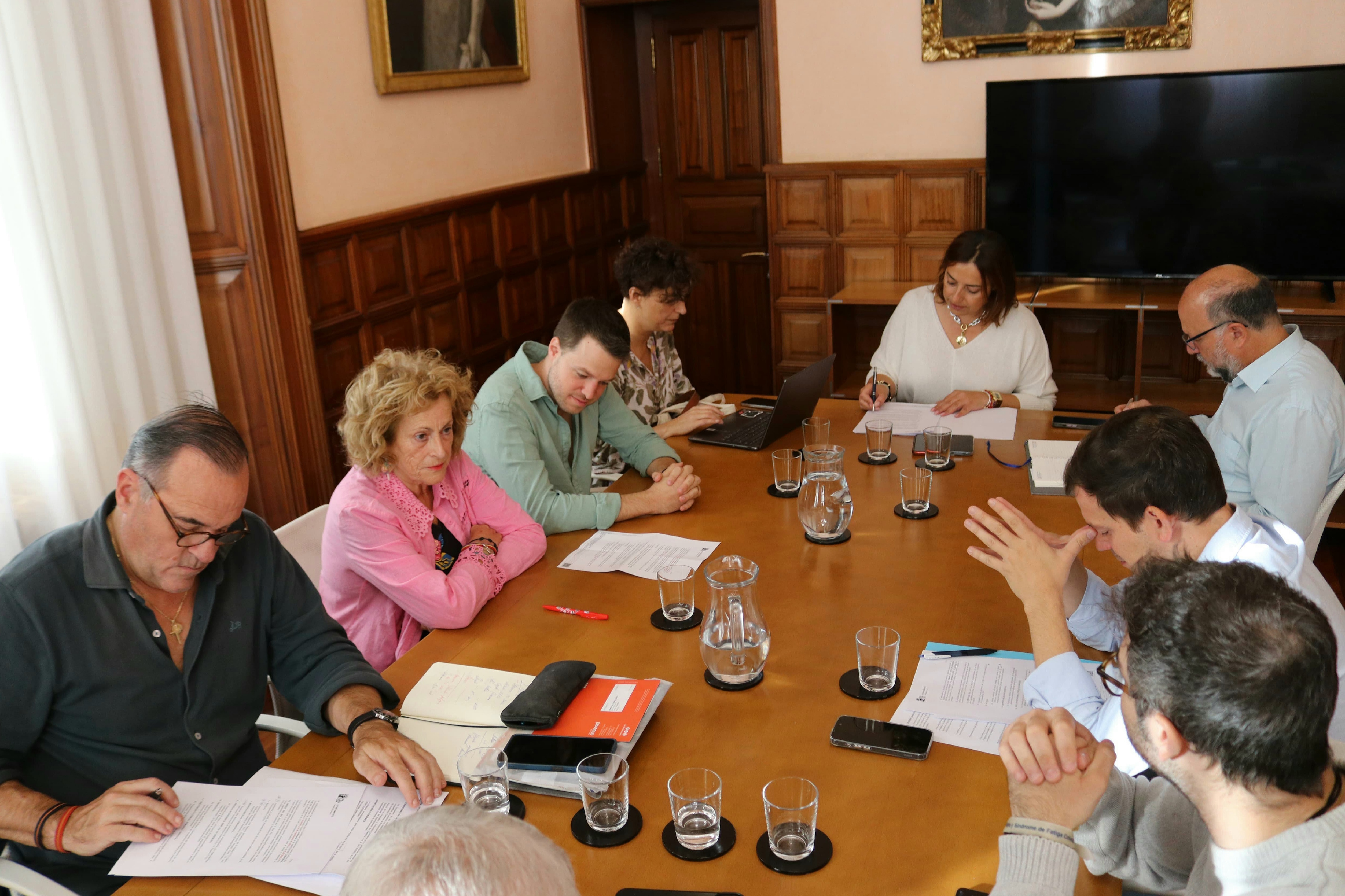 Asimismo, se ha dado cuenta de la aprobación del proyecto para el suministro e instalación de un parque infantil en el paseo de la Julia de la ciudad, con un presupuesto que asciende a los 75.111 euros.