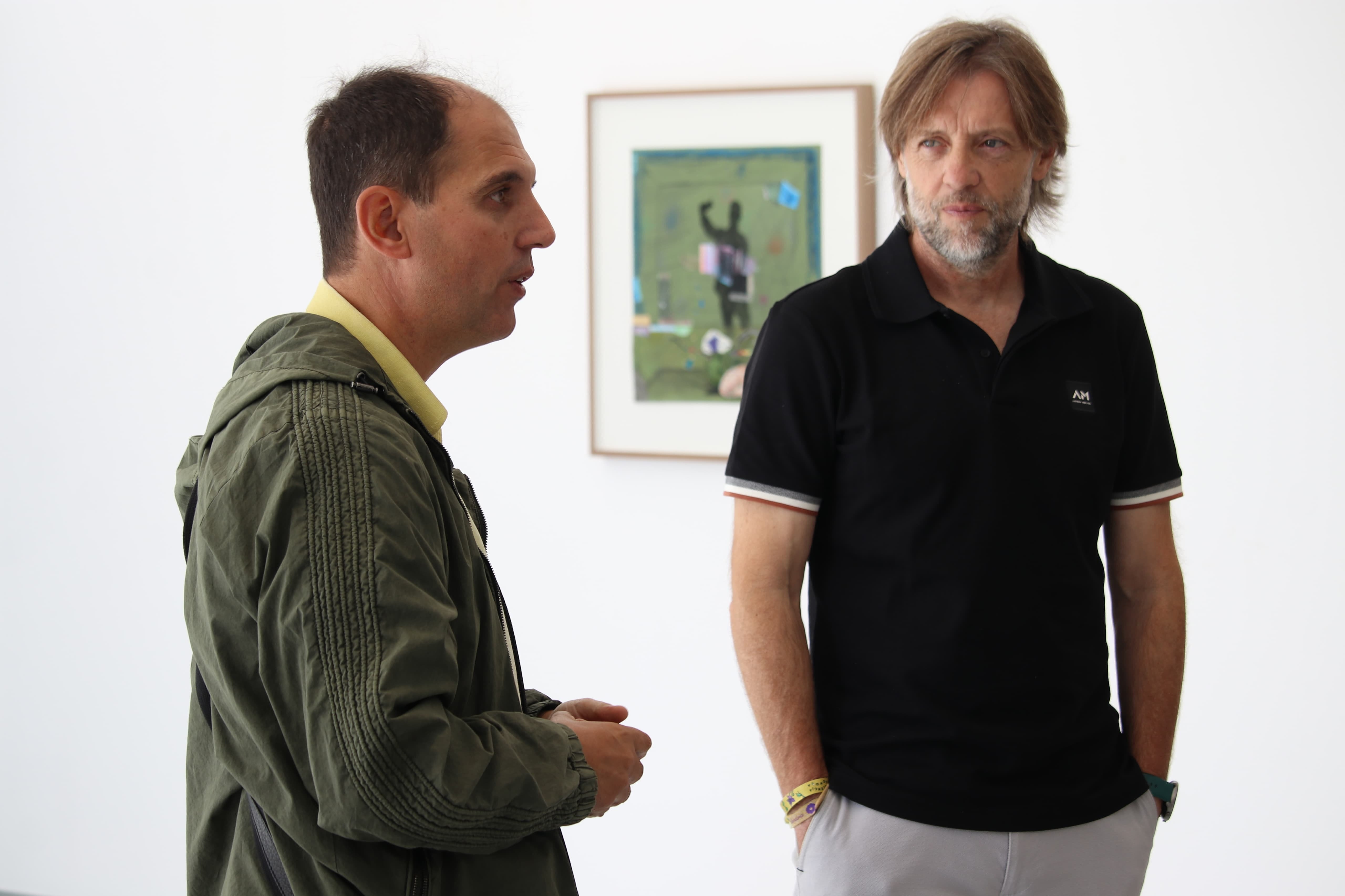 El concejal de Identidad Cultural, Francisco Fernández, acompañó a Viñas en la inauguración de la exposición.