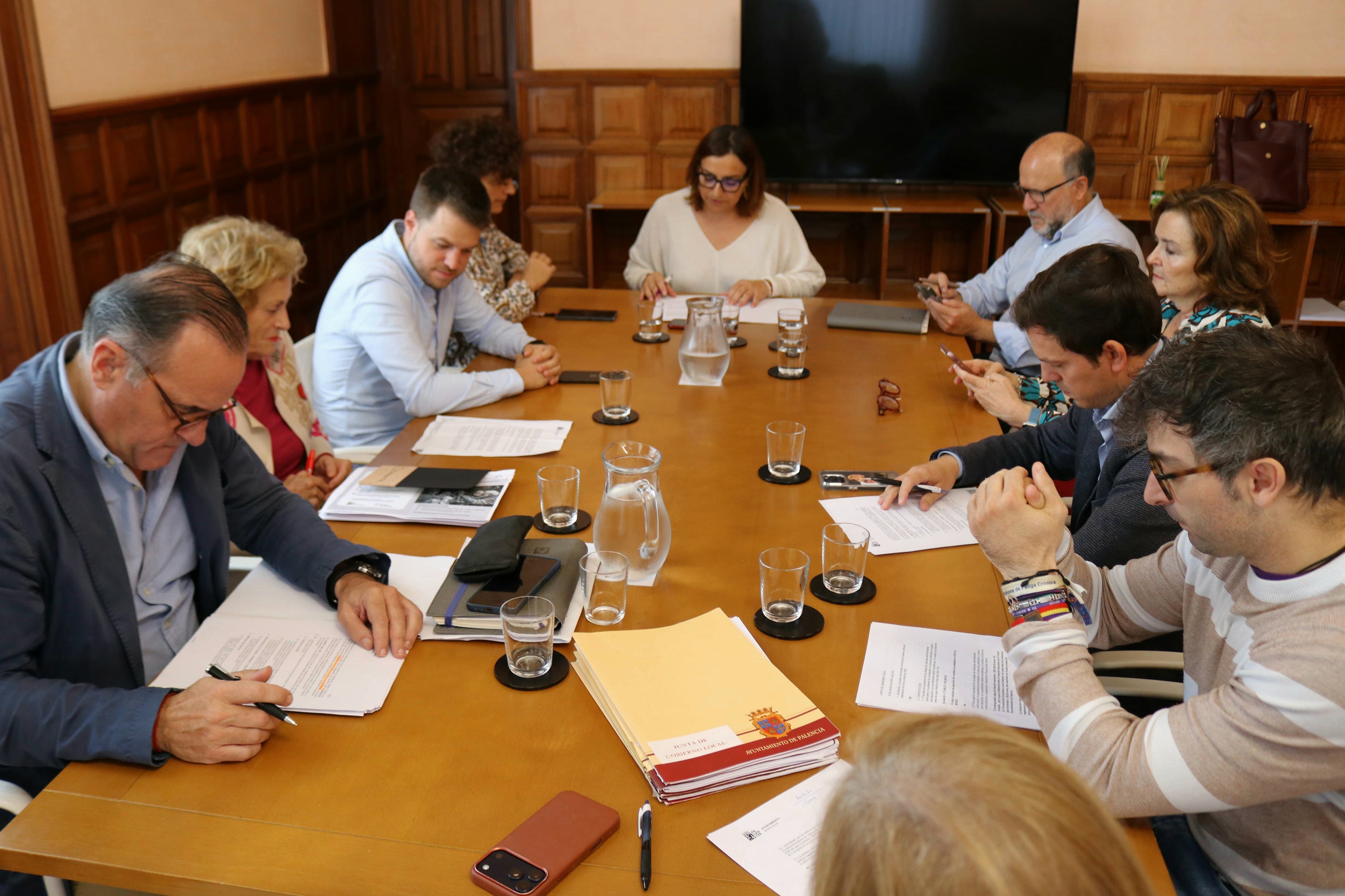 También se ha dado paso a la contratación de las nuevas áreas infantiles de la plaza Rabí Sem Tob y se ha aprobado el convenio con la UPP.