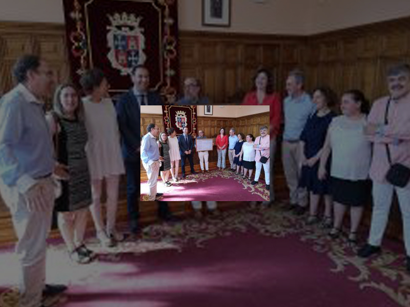 Imagen La dirección del IES Jorge Manrique agradece a todos los integrantes de la Corporación Municipal su colaboración para la creación del Museo de la Ciencia con la entrega de un diploma