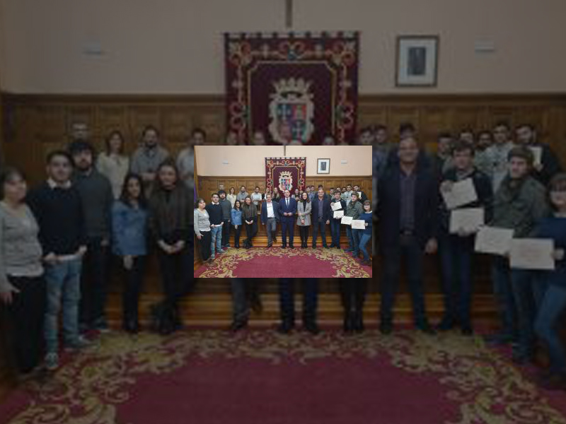 Imagen Ayuntamiento y Cámara de Comercio entregan los diplomas acreditativos a los 38 jóvenes que se han formado para mejorar sus competencias y capacidad de inserción laboral