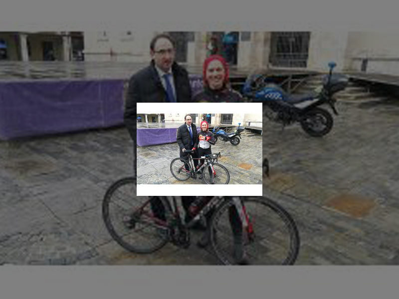 Imagen El Alcalde recibe a la promotora de la iniciativa &#039;Con2Ruedas&#039; con la que se busca concienciar sobre la necesidad de promover el respeto como base fundamental para la igualdad y la erradicación de la Violencia de Género