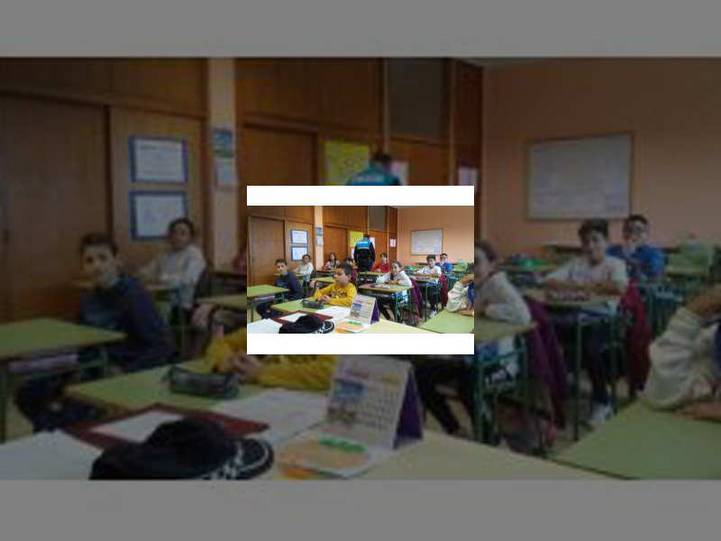 Imagen El programa formativo de Seguridad Vial para escolares promovido por el Ayuntamiento a través de Policía Local arrancó ayer en el colegio Ave María y llegará a cerca de 900 alumnos de 5º de Educación Primaria