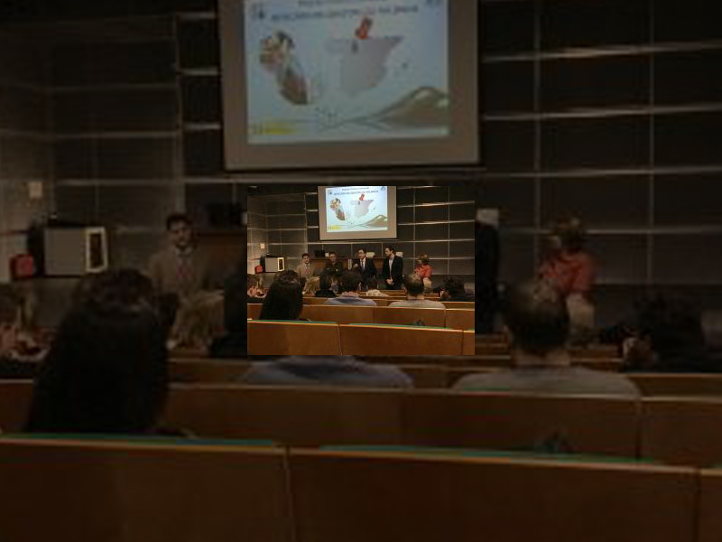 Imagen Los redactores del estudio sobre la Plaza de Abastos explican los detalles del mismo a los empresarios que integran la infraestructura municipal