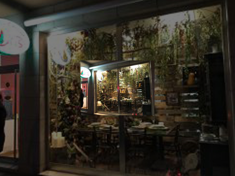 Imagen ​Floristería Iris se alza con el primer premio del Concurso de Escaparates Navideños 2017 promovido por el Ayuntamiento a través de la Concejalía de Desarrollo Económico