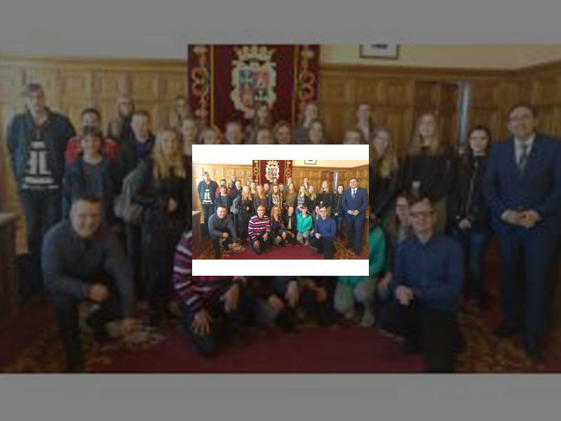 Imagen El Alcalde recibe a un grupo de estudiantes holandeses de intercambio en el IES Victorio Macho