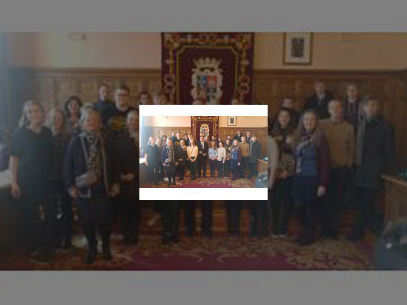 Imagen El Alcalde recibe a un grupo de escolares daneses de intercambio con el IES Jorge Manrique de la capital