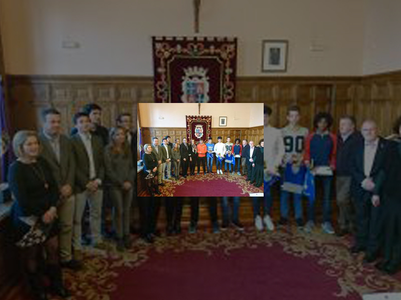 Imagen El Ayuntamiento rindió un sencillo pero sentido homenaje al Campeón de España y récordman de los 400 metros lisos en pista cubierta, Óscar Husillos