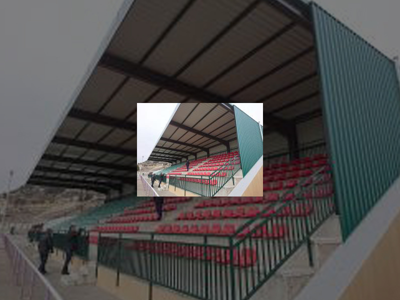 Imagen La instalación de la visera en la grada del Campo del Otero ya ha finalizado