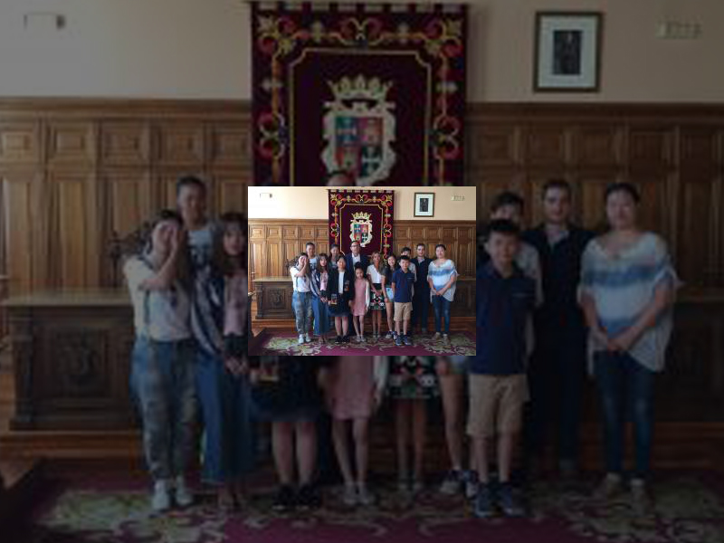 Imagen El Alcalde recibe en el Ayuntamiento a un grupo de estudiantes procedentes de la provincia china de Henan