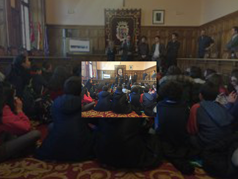 Imagen El Alcalde conoció de primera mano el proyecto de guía turística interactiva desarrollado por los alumnos de 5º de Primaria del Colegio Padre Claret