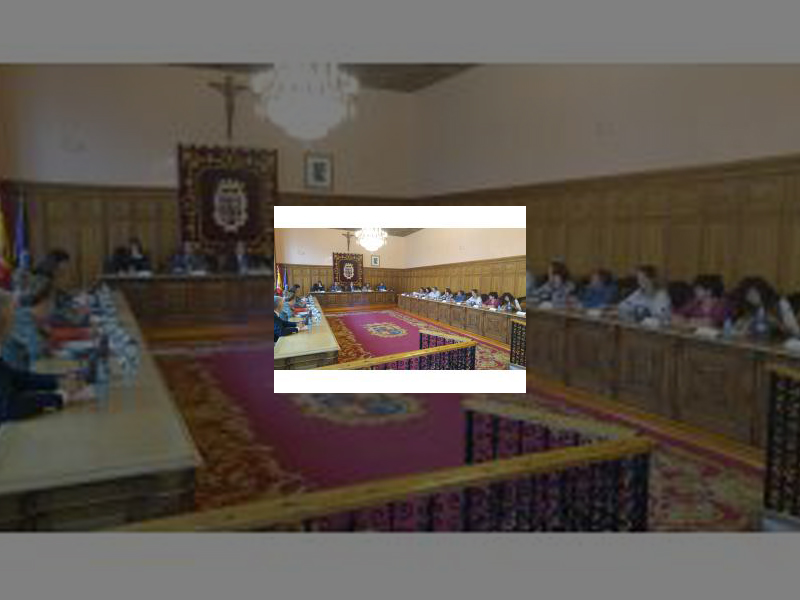 Imagen ​Los integrantes de la Mesa de Salud estudian el borrador del VI Plan Municipal de Drogodependencias​ para realizar sus aportaciones