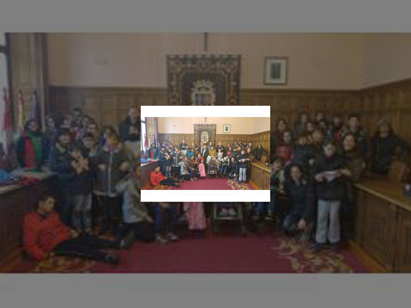 Imagen Alumnos y profesores del Centro de Educación Especial de Carrechiquilla visitaron el Ayuntamiento