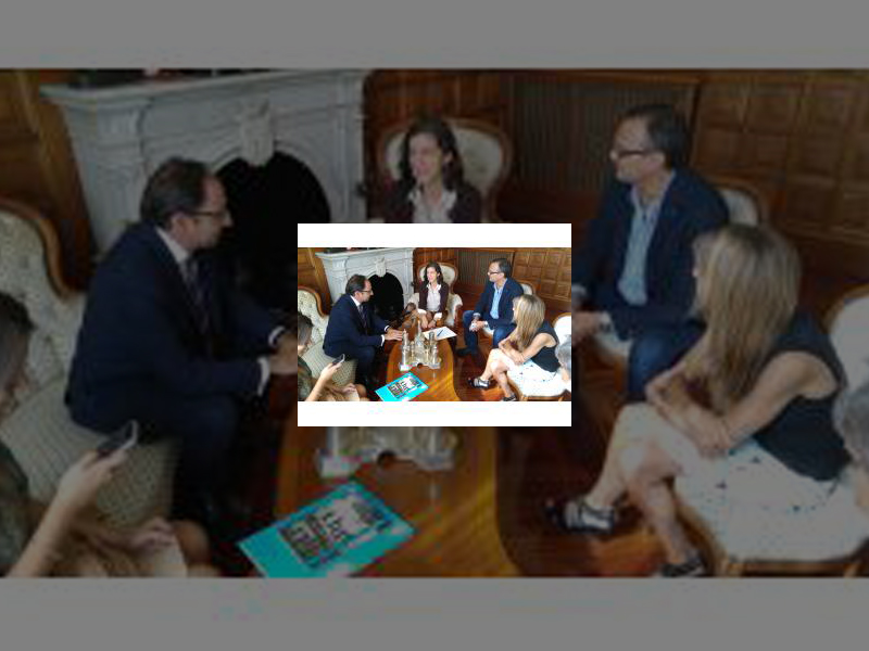 Imagen ​El Alcalde recibe a la palentina ​responsable del programa de UNICEF para la Protección Infantil en Nepal
