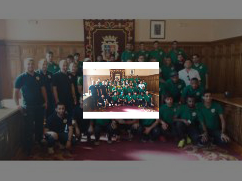 Imagen El Alcalde recibió en el Ayuntamiento a la expedición del equipo de fútbol saudí Al-Khaleej que realiza su pretemporada en la capital palentina