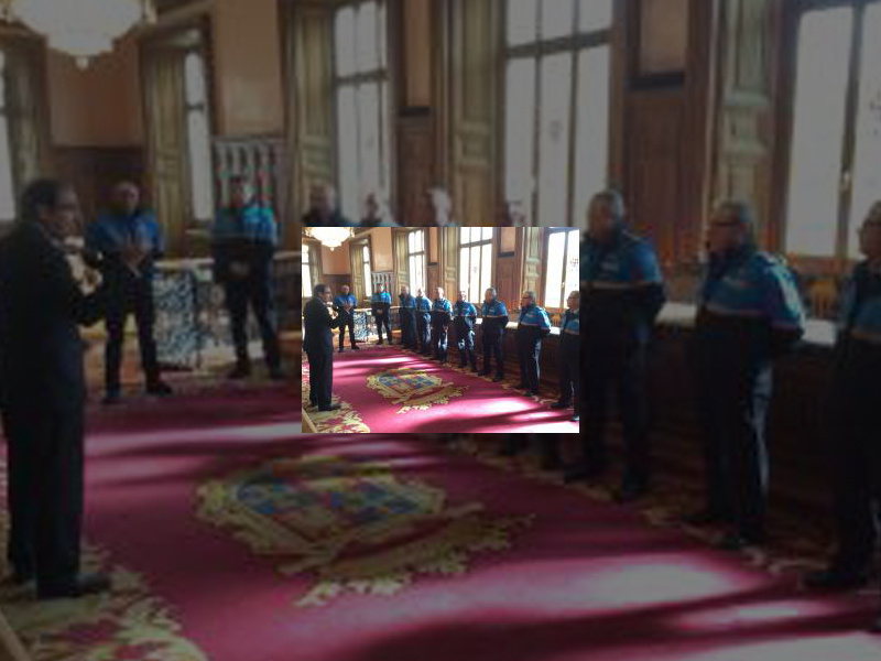 Imagen Alfonso Polanco reconoce a los agentes de la Policía Local que detuvieron a un grupo de vándalos​ el pasado día 26