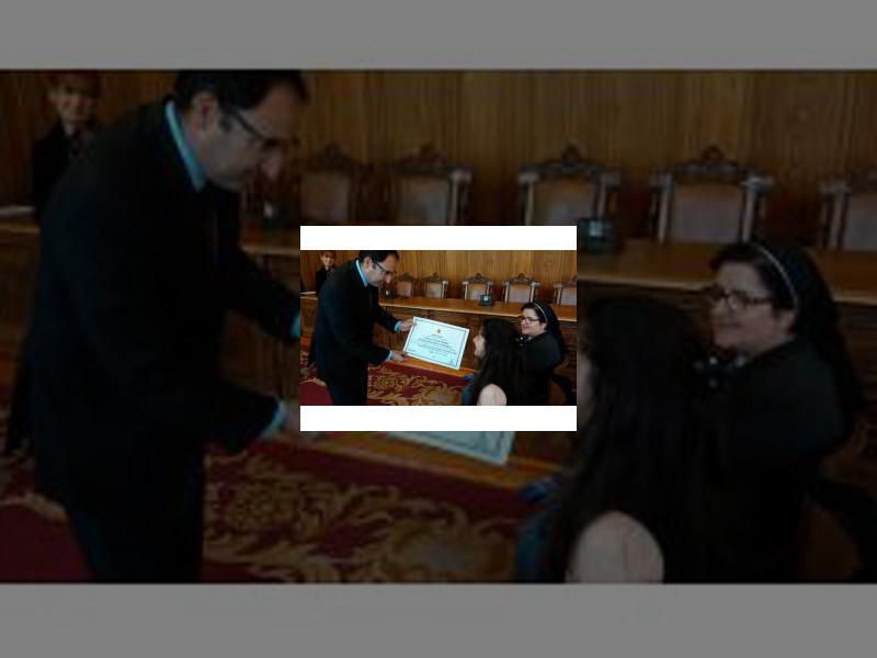 Imagen Alfonso Polanco entregó el premio a Laura Castro como ganadora del Certamen Literario &#039;V Centenario de Santa Teresa&#039;​