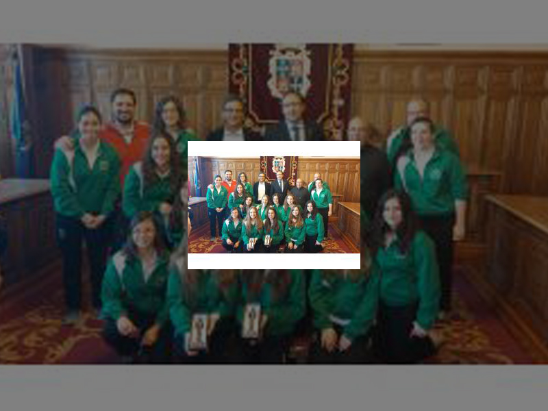 Imagen Alfonso Polanco deseó suerte a los equipos cadete y juvenil del Balonmano Palencia Femenino en la fase previa del Campeonato de España