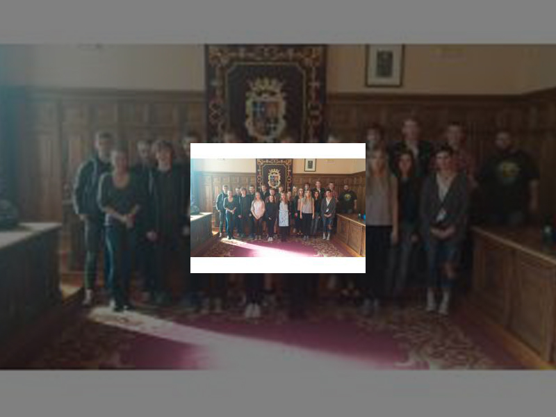 Imagen Estudiantes daneses de intercambio en el IES Victorio Macho visitan el Ayuntamiento de la capital