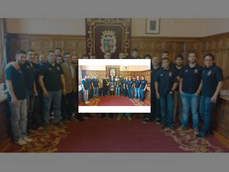 Imagen Alfonso Polanco recibió a los integrantes del Phisiorelax Palencia Rubgy Club ganadores de la Liga Interrregional 2014/2015