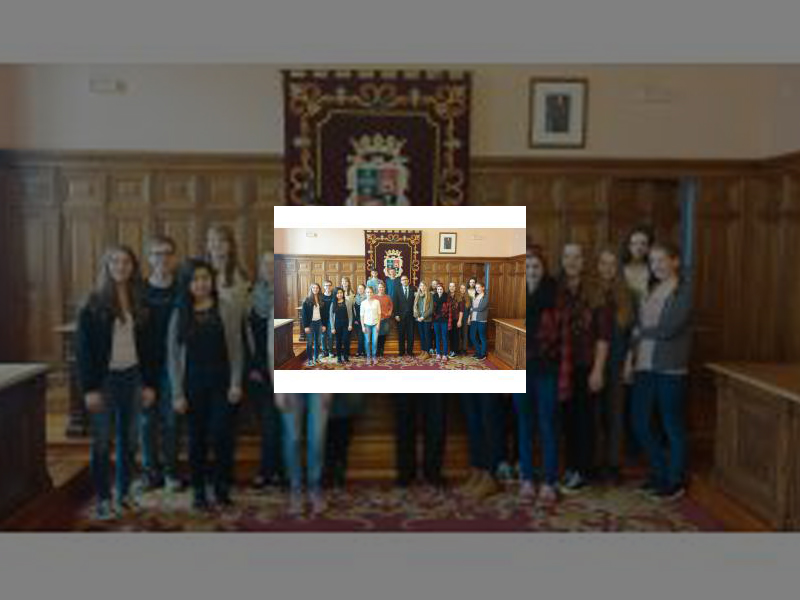 Imagen El Alcalde de Palencia hizo de guía por el Ayuntamiento a un grupo de alumnos alemanes de intercambio en el Colegio Santo Domingo