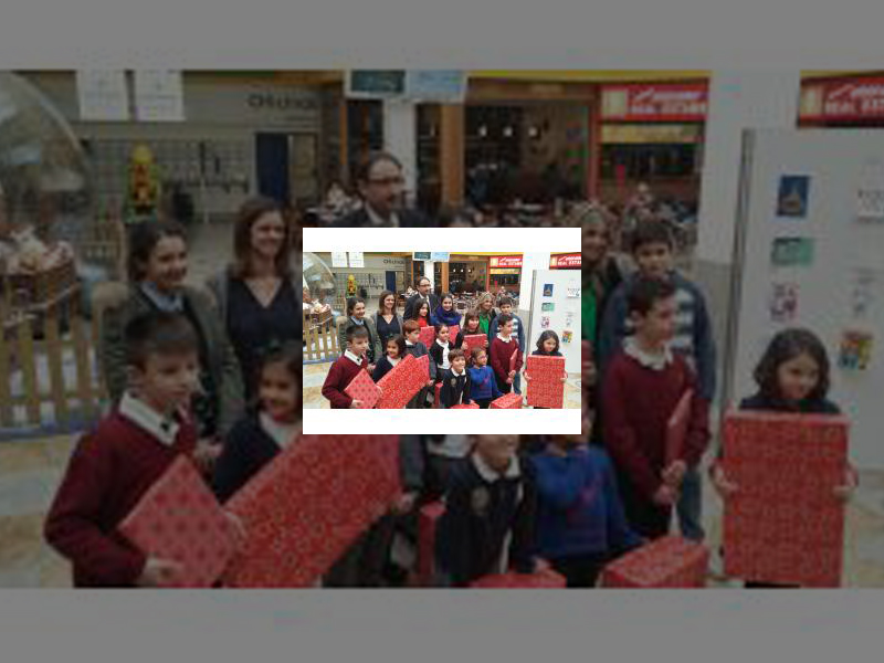Imagen El Alcalde hizo entrega de los premios correspondientes al Concurso de Tarjetas de Navidad organizado en colaboración con el Centro Comercial Las Huertas